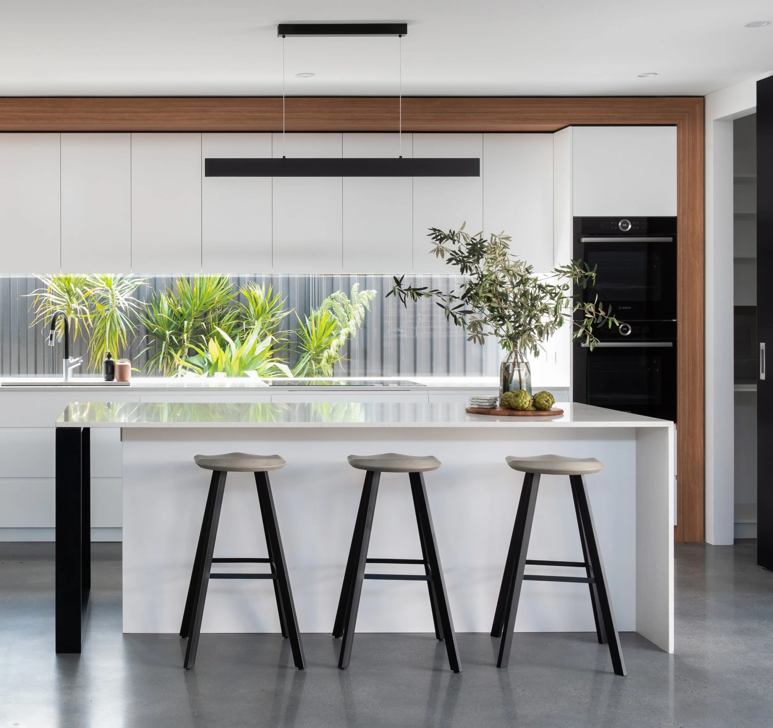 perth-modern-white-kitchen-interior-pen-melis-design.webp