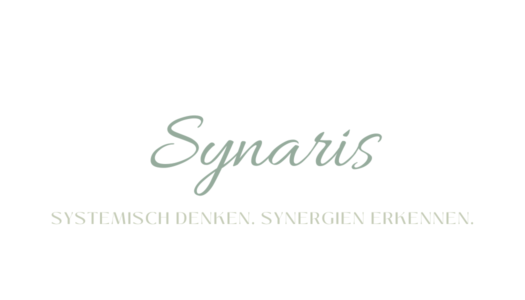 Ein weißer Hintergrund mit dem Wort "Synaris" in eleganter Schriftart und einem Satz darunter: "SYSTEMISCH DENKEN. SYNERGIEN ERKENNEN."