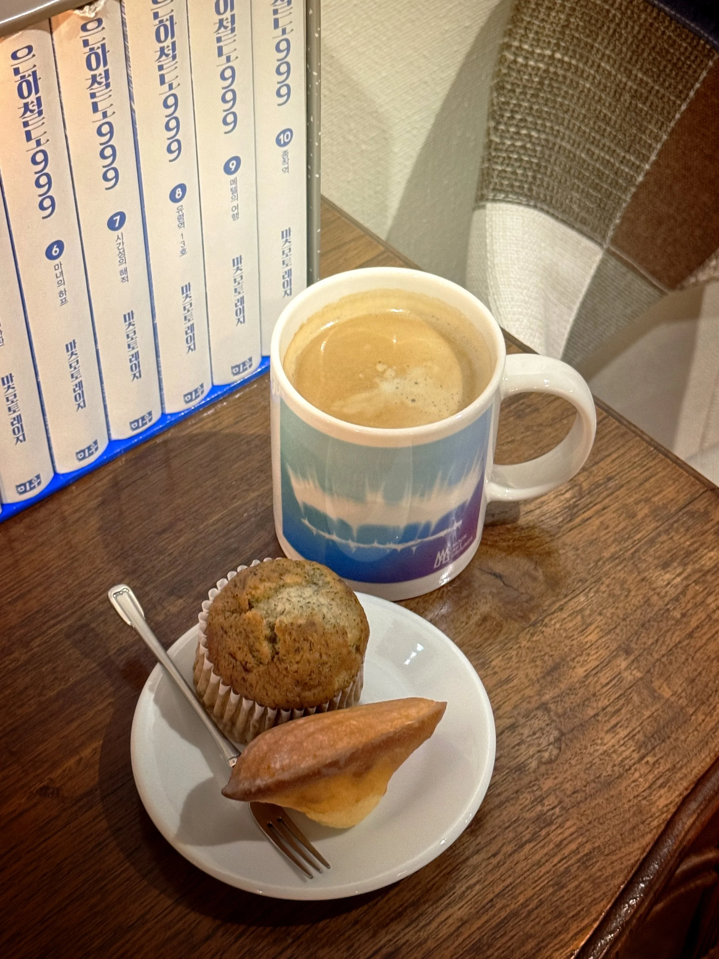 커피와 머핀, 페이스트리, 메뉴판이 있는 커피숍 테이블