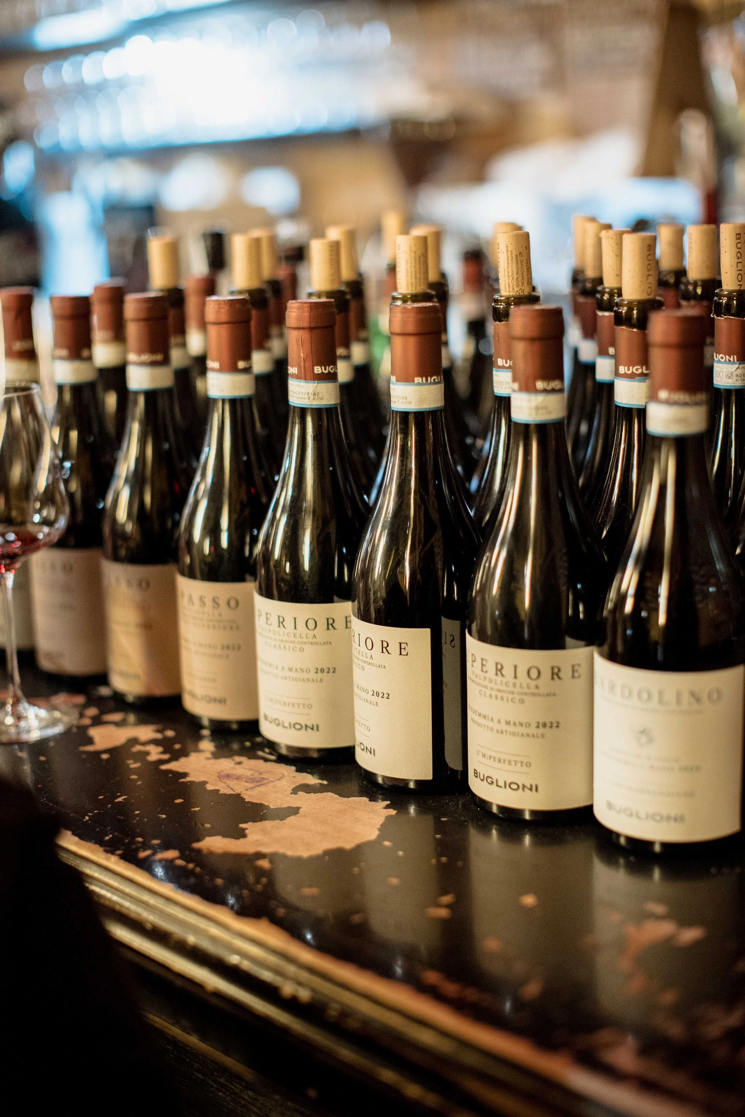 Bottiglie di vino Buglioni sul tavolo dell 'Osteria del Bugiardo