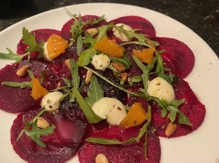 Arnoud maakte deze week gewoon een goed diner voor een schoolteam. 
Melk en suiker moesten zo min mogelijk gebruikt worden. 
#amuses#bietencarpaccio#rundersukade#worteltjes#knoldelderijpuree
Ze hebben gewoon genoten van heerlijk eten.