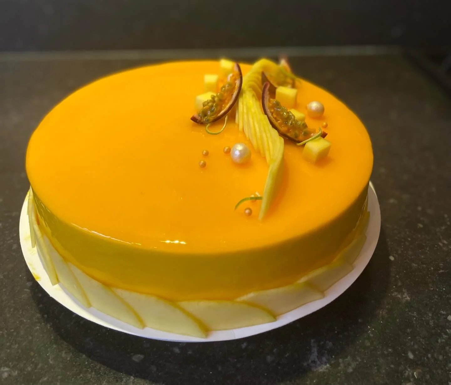 Gewoon Arnoud maakte ( eigenlijk niet zo gewoon) een entremet met mango, limoen en passievrucht. Een entremet is een verfijnde Franse desserttaart met verschillende laagjes. Fris en fruitig!