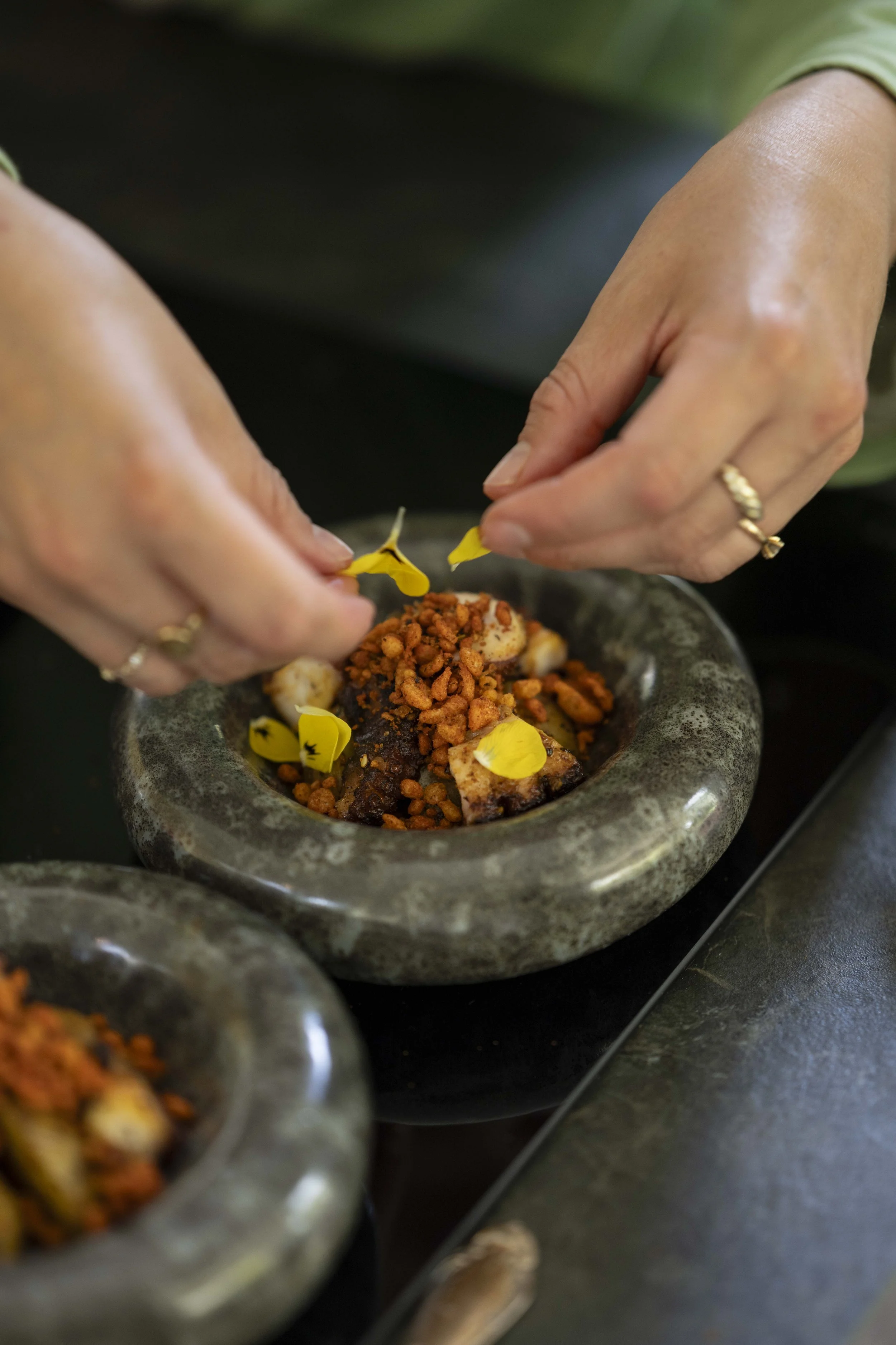 viooltjes op bord, bord dresseren