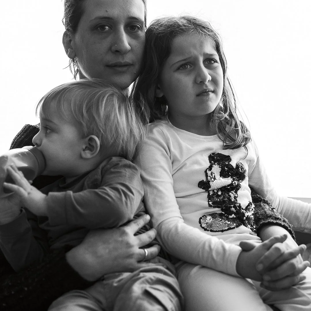 En mor med to barn i Athen