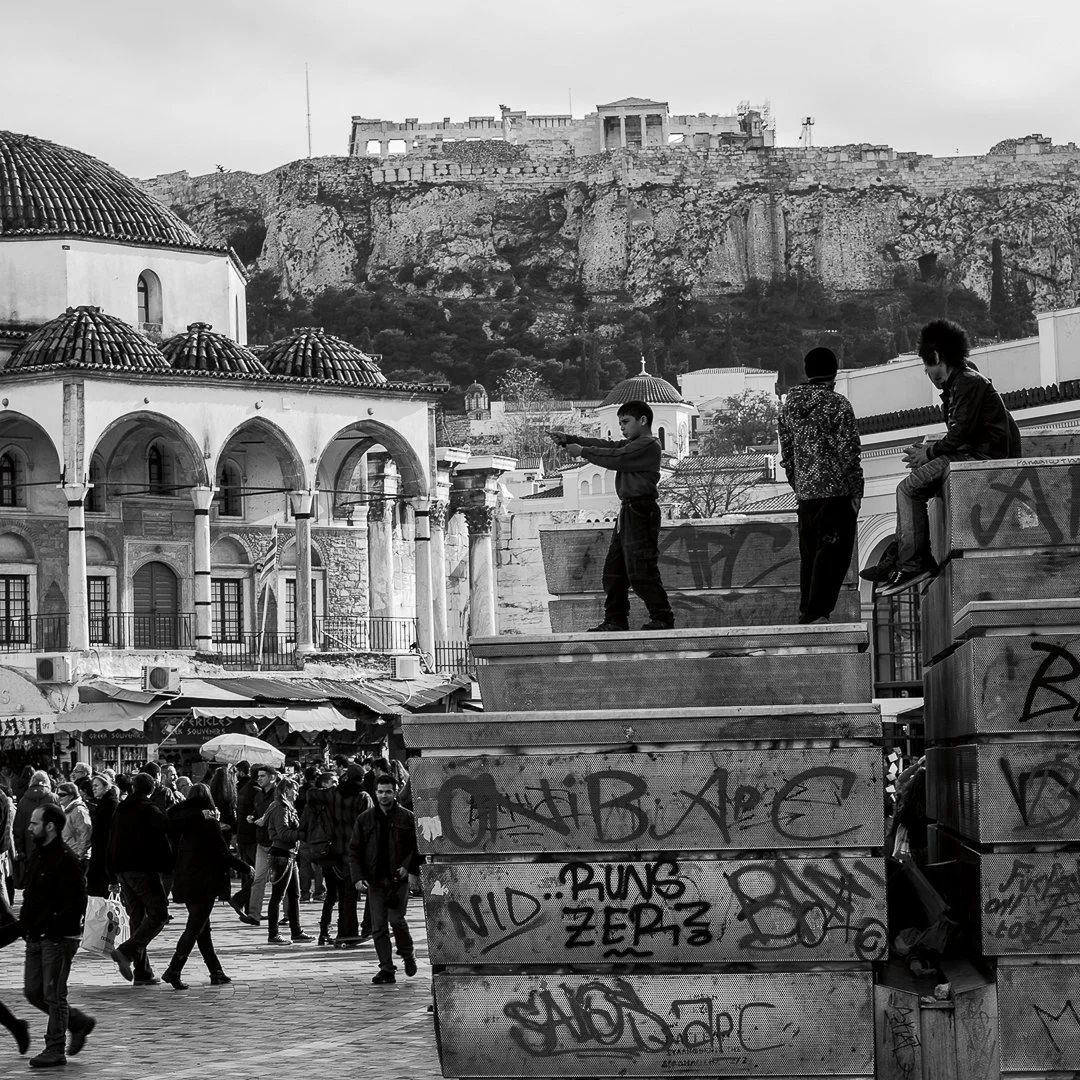 Gutter venter på at demonstrasjon skal starte i Athen