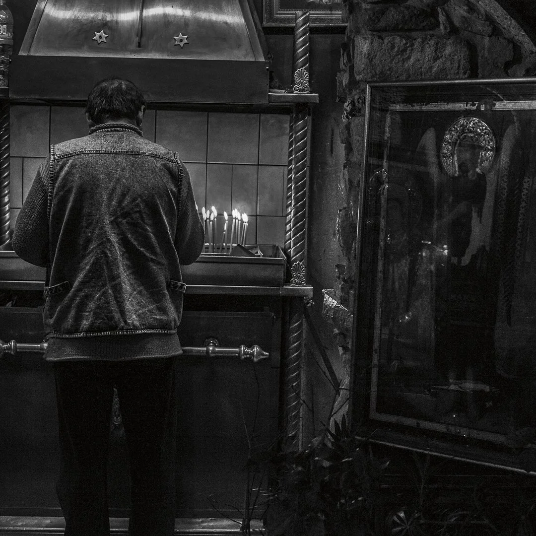 En religiøs mann besøker kirke i Athen