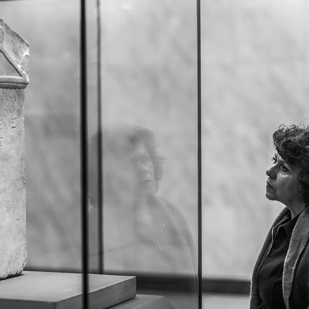 Kvinne på Akropolismuseet i Athen