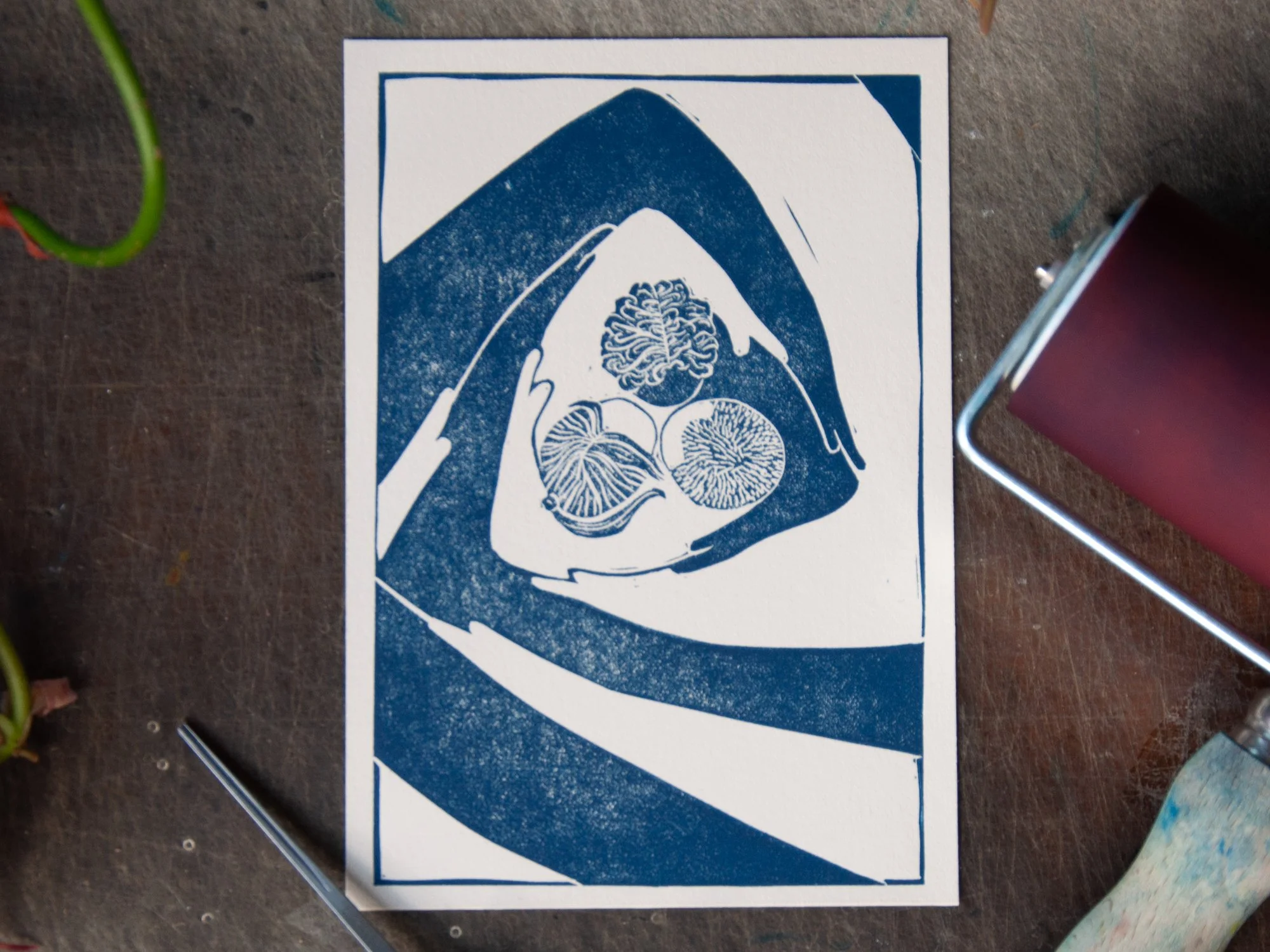 Linoldruck von Atelier Linora der drei Menschen von oben zeigt, die sich umarmen und weitere Hände, die von außen umarmend dazukommen