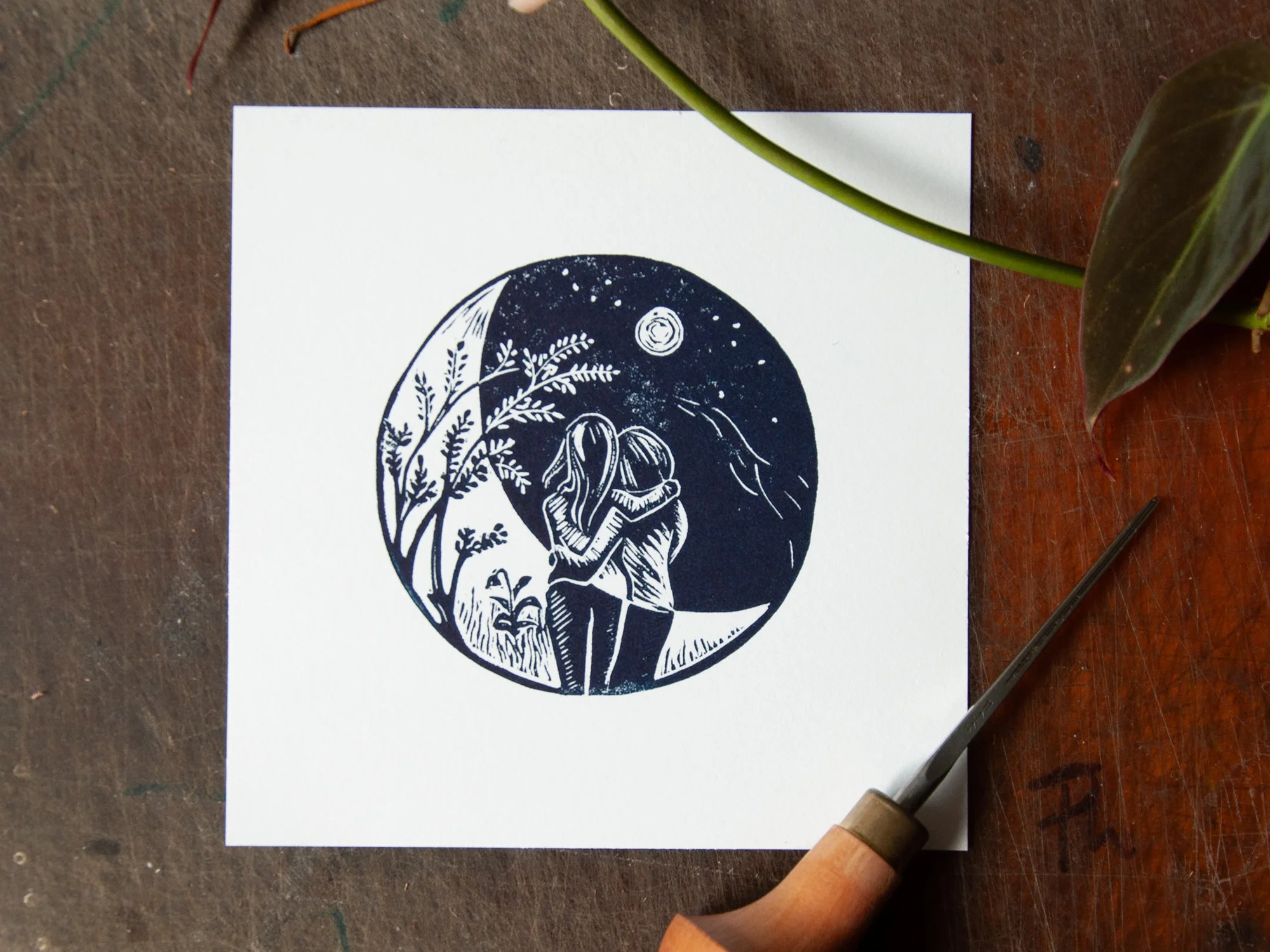 nachtblauer Linoldruck der zwei Frauen oder Schwestern zeigt, die auf dem Mond den Nachthimmel betrachten