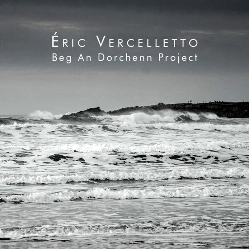 Affiche en noir et blanc avec des vagues de mer et une côte en arrière-plan. Titre : 'Éric Vercelletto' et sous-titre : 'Beg An Dorennen Project'.