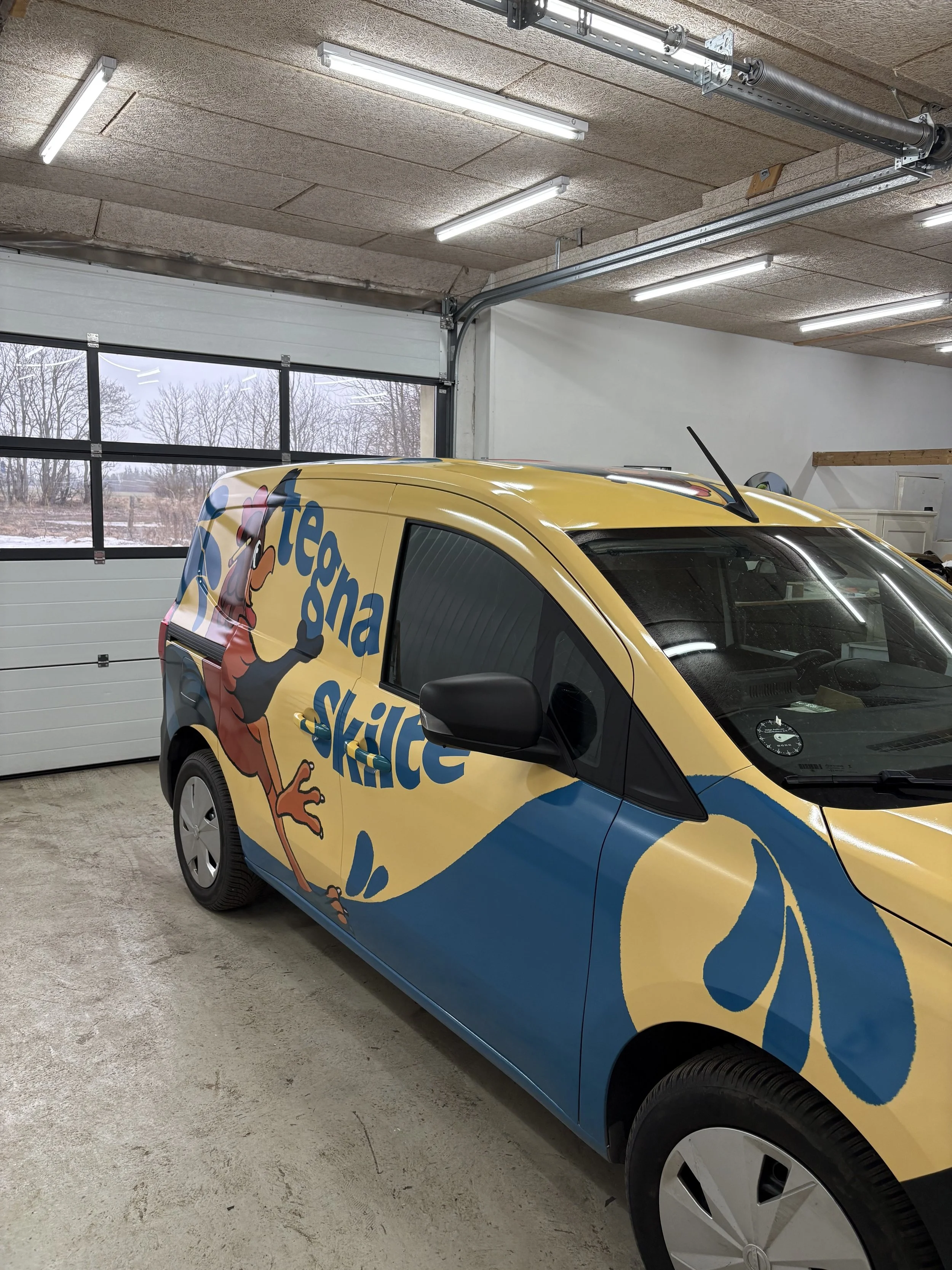 Oranssi technician working on a roof project