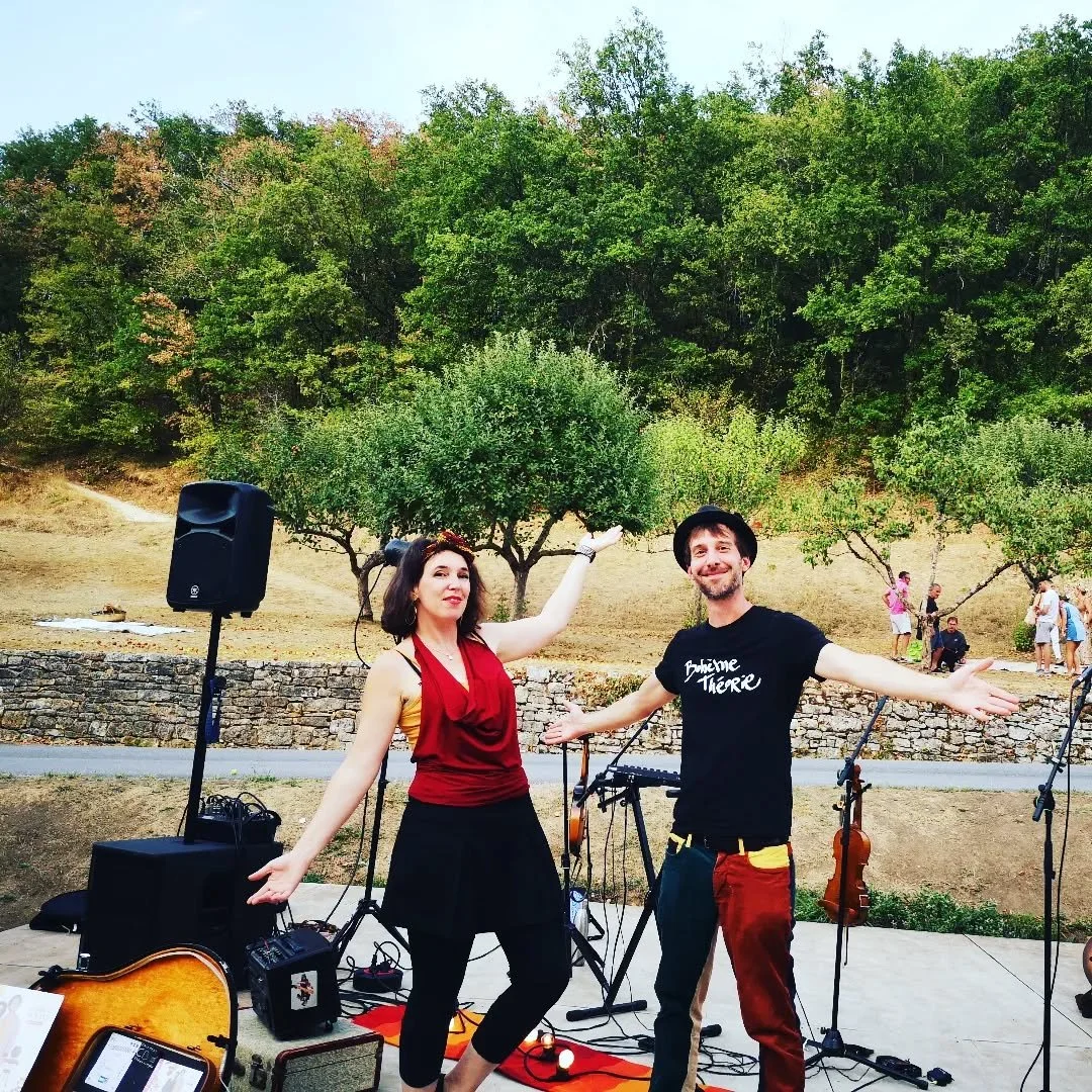 Ce soir on joue &agrave; St Amand de Coly, tout pr&egrave;s d'une abbaye du XII &egrave;me si&egrave;cle. &Ccedil;a nous rajeunit pas dis-donc. Concert en plein air avant le d&eacute;luge ? La tarte aux noix est d&eacute;licieuse et le village tout &