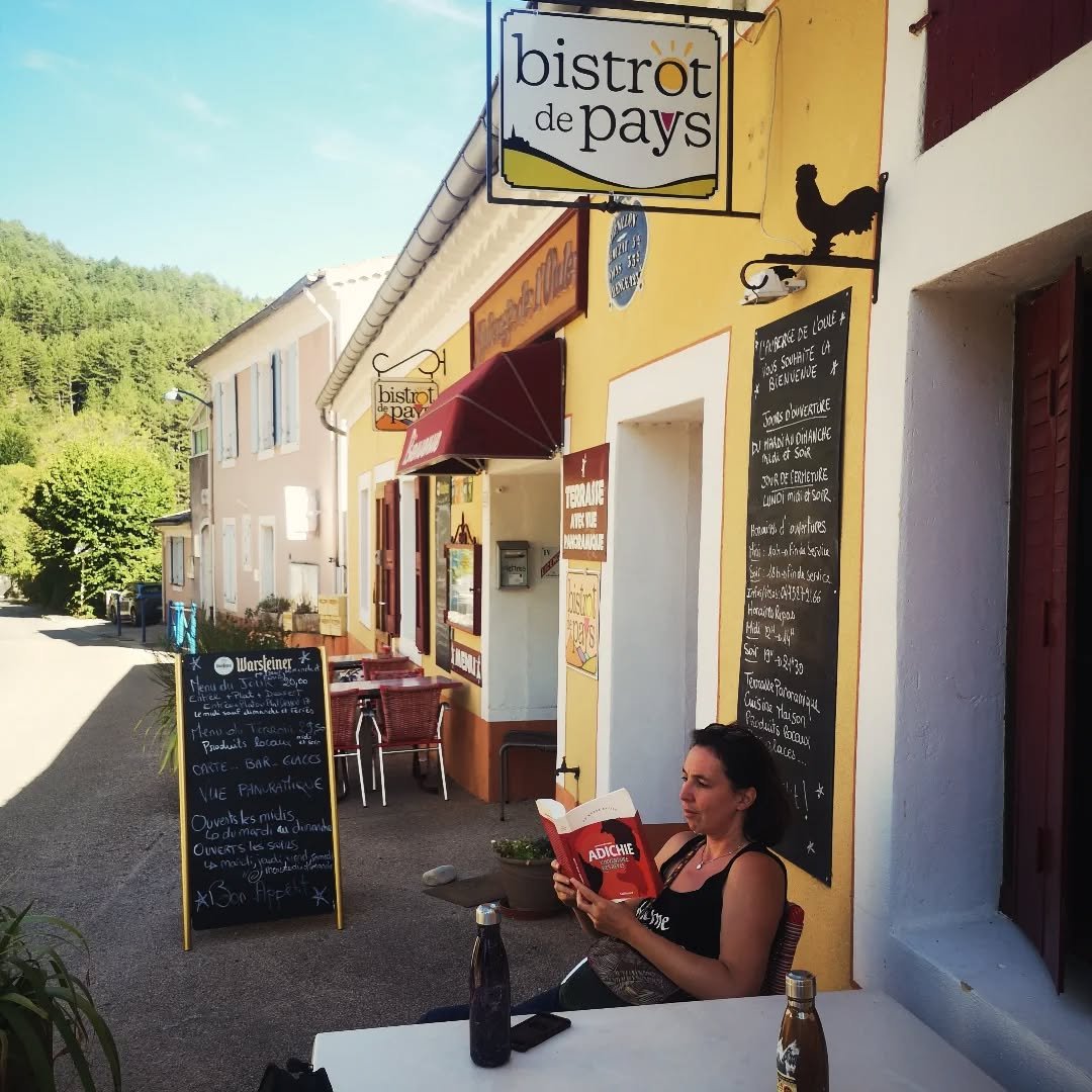 Bien arriv&eacute;s dans la Dr&ocirc;me pour le concert pr&eacute;vu ce soir &agrave; Cornillon Sur L'oule. Pause lecture de 31 minutes avant de faire les balances.

#musique #live #chansonfrancaise #musicianlife #concert #spectacle #pop #poesie #mus