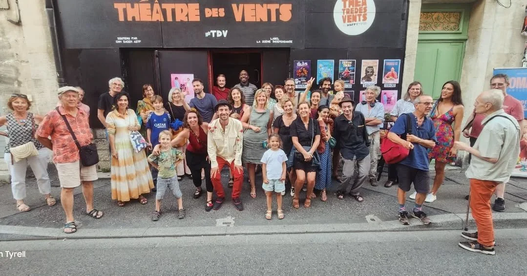 Merci Avignon ! Un petit souvenir de cette derni&egrave;re repr&eacute;sentation o&ugrave; le public &eacute;tait au rendez-vous. Depuis les montagnes Suisse o&ugrave; nous vous &eacute;crivons ces quelques mots, un brin de nostalgie nous rattrape et
