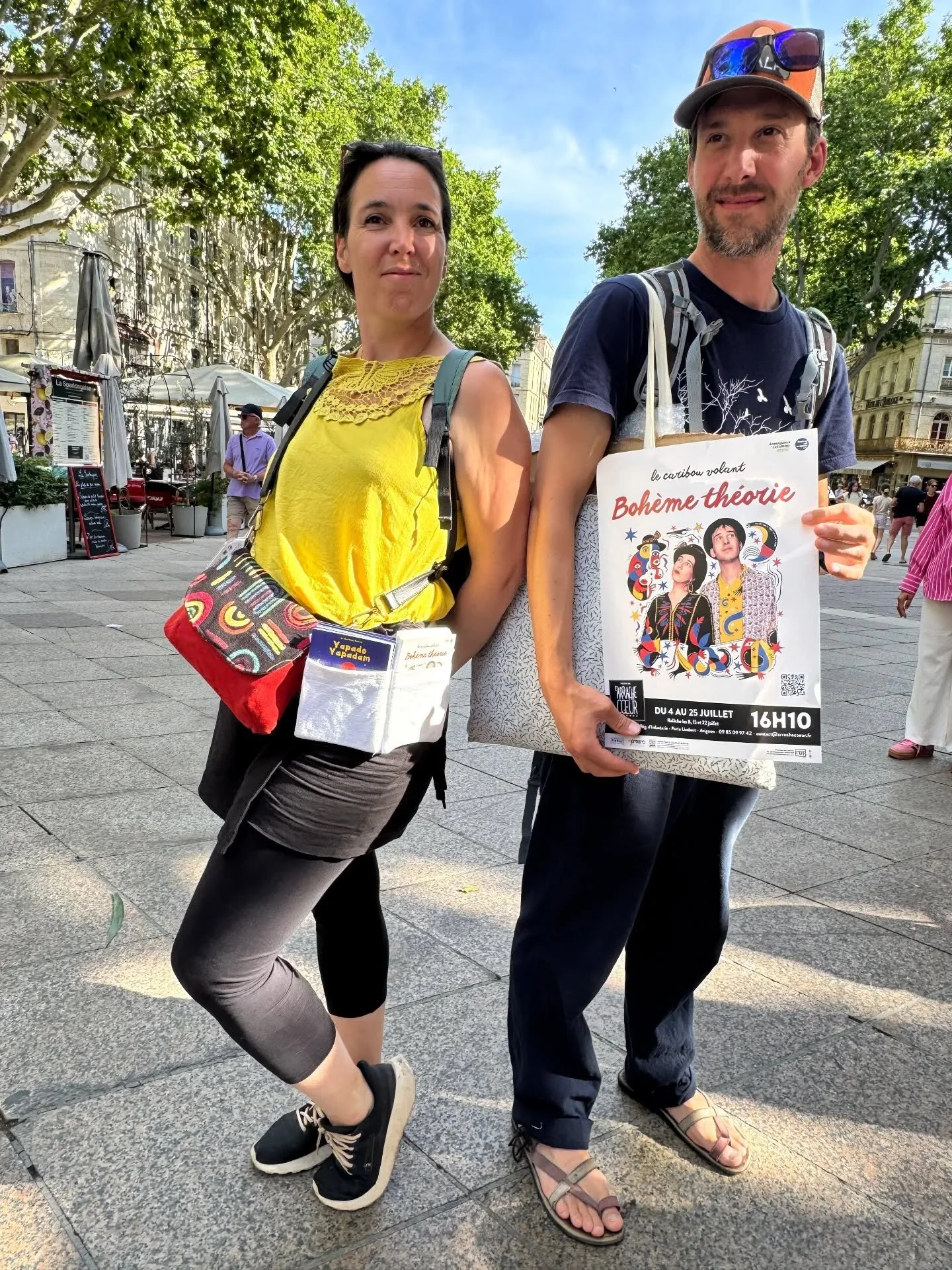 On est dans la place. Premi&egrave;re session d'affichage dans les rues d'Avignon pour le festival 2026. C'est l'avantage d'habiter &agrave; c&ocirc;t&eacute; de la cit&eacute; des papes. Nous avons tapiss&eacute; les commerces et visit&eacute; de no