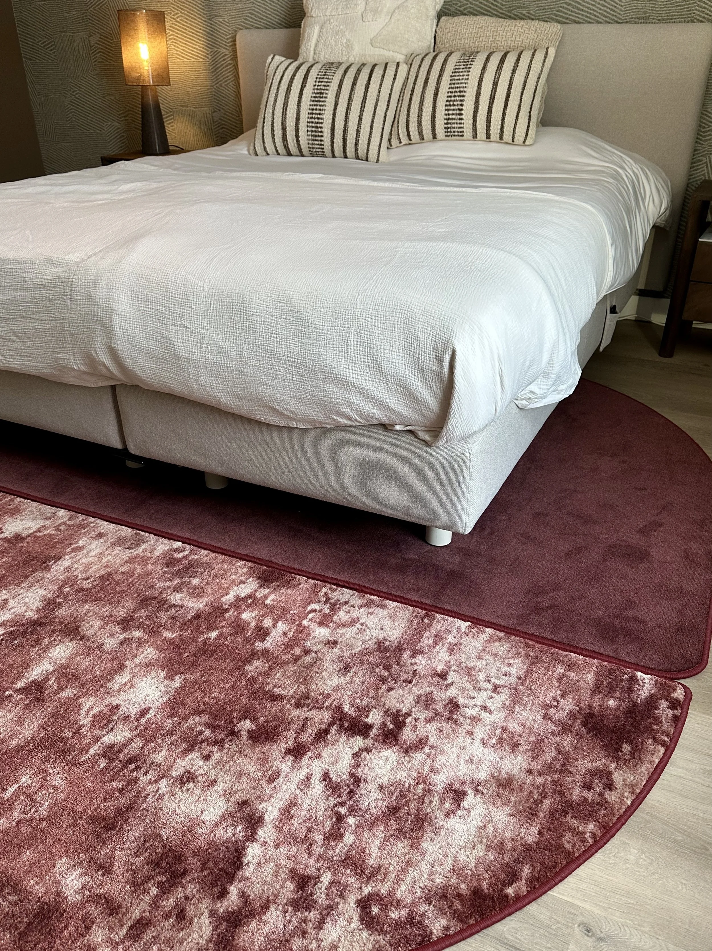 Pas deze tips toe voor een gezellig en warm interieur bij jou thuis. In deze blog help ik je met de juiste keuzes maken voor een warm geheel.