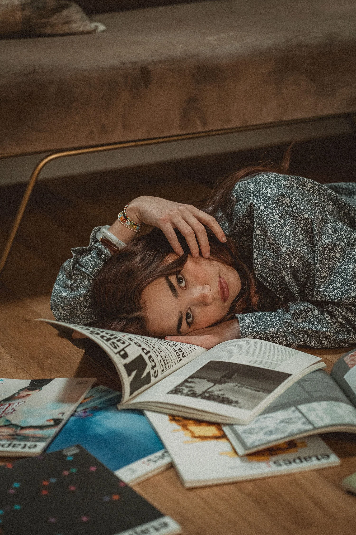 portrait-interieur-regard-lumiere-douce-salamo-photo.jpg