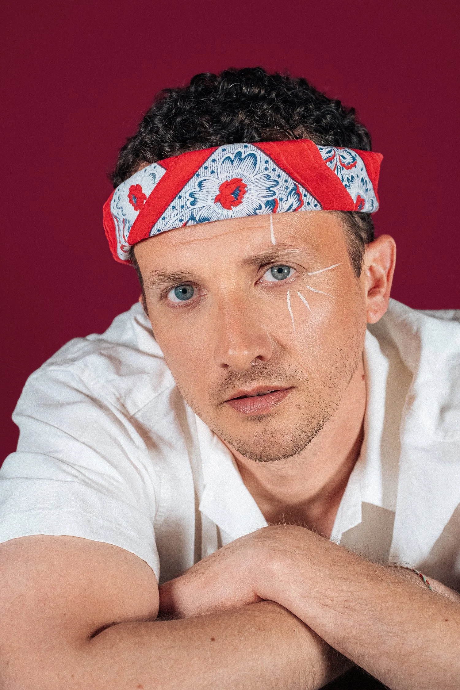 portrait-studio-homme-lumiere-editoriale-salamo-photo.jpg