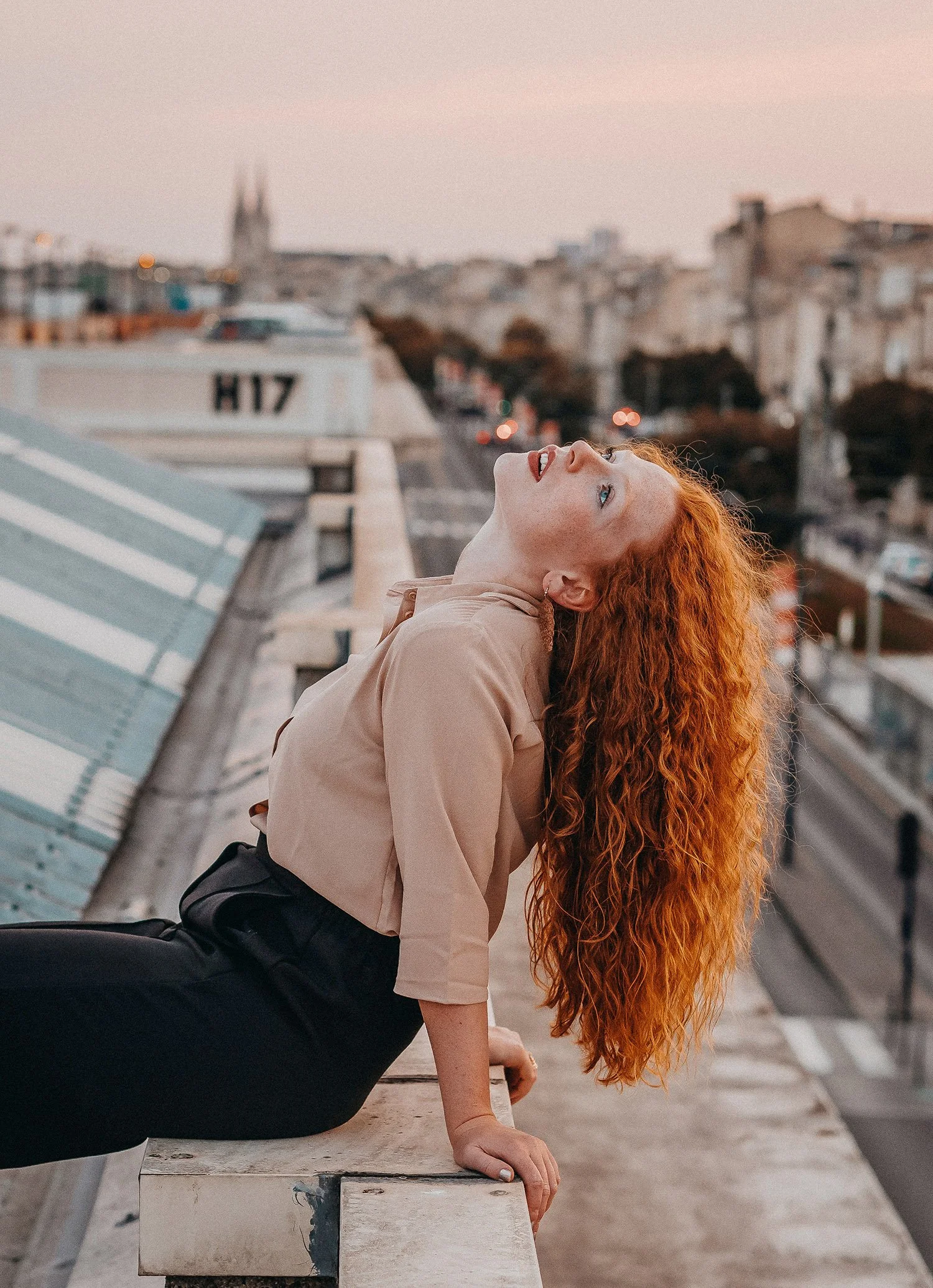 portrait-exterieur-quais-lumiere-urbaine-rooftop-salamo-photo.jpg