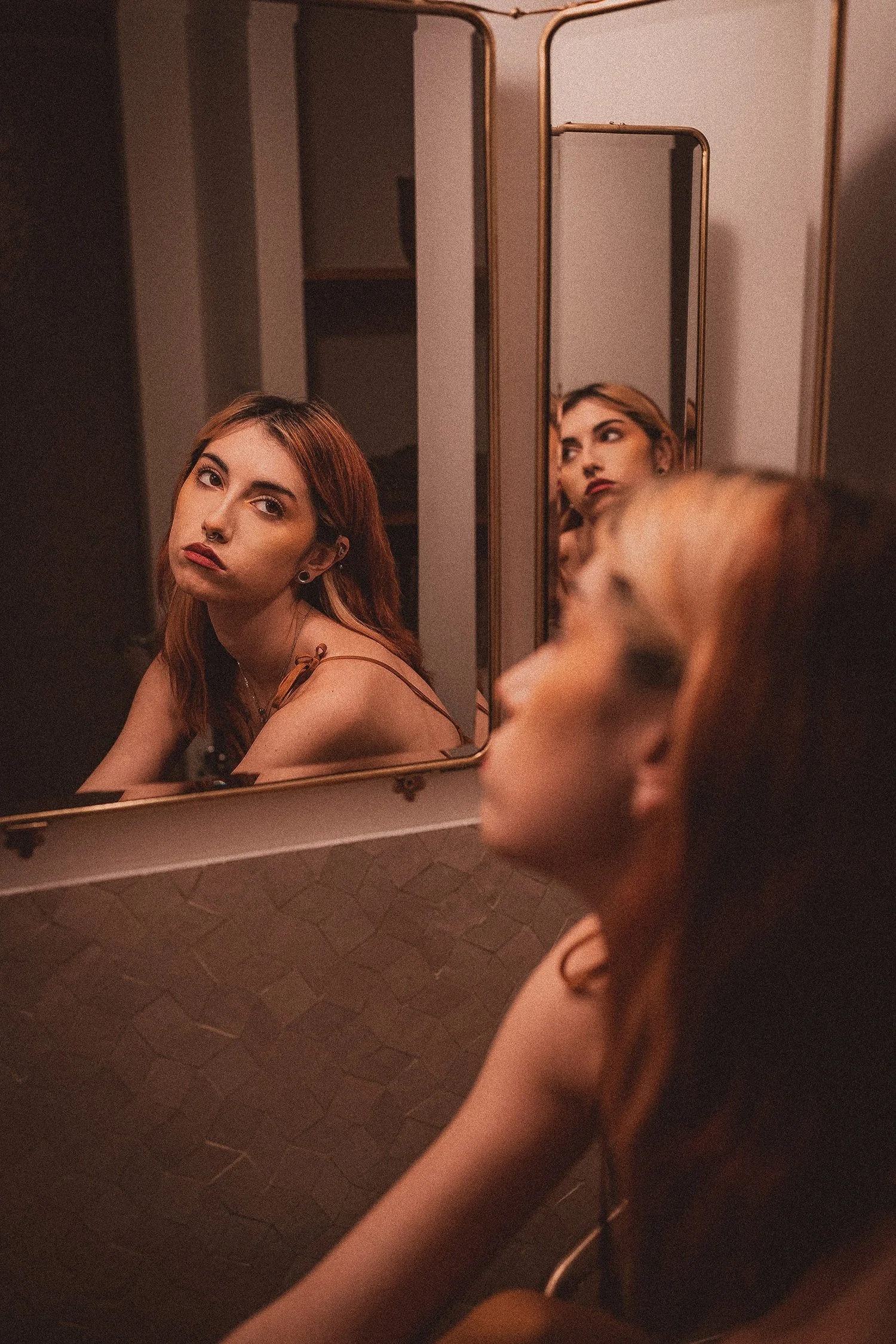 portrait-interieur-mode-lumiere-chaude-miroir-salamo-photo.jpg