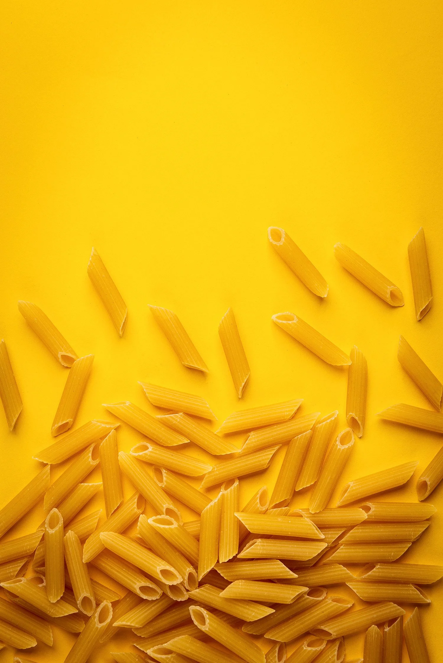photographie-culinaire-pates-crues-ingredients-studio-monochrome-salamo-photo.jpg