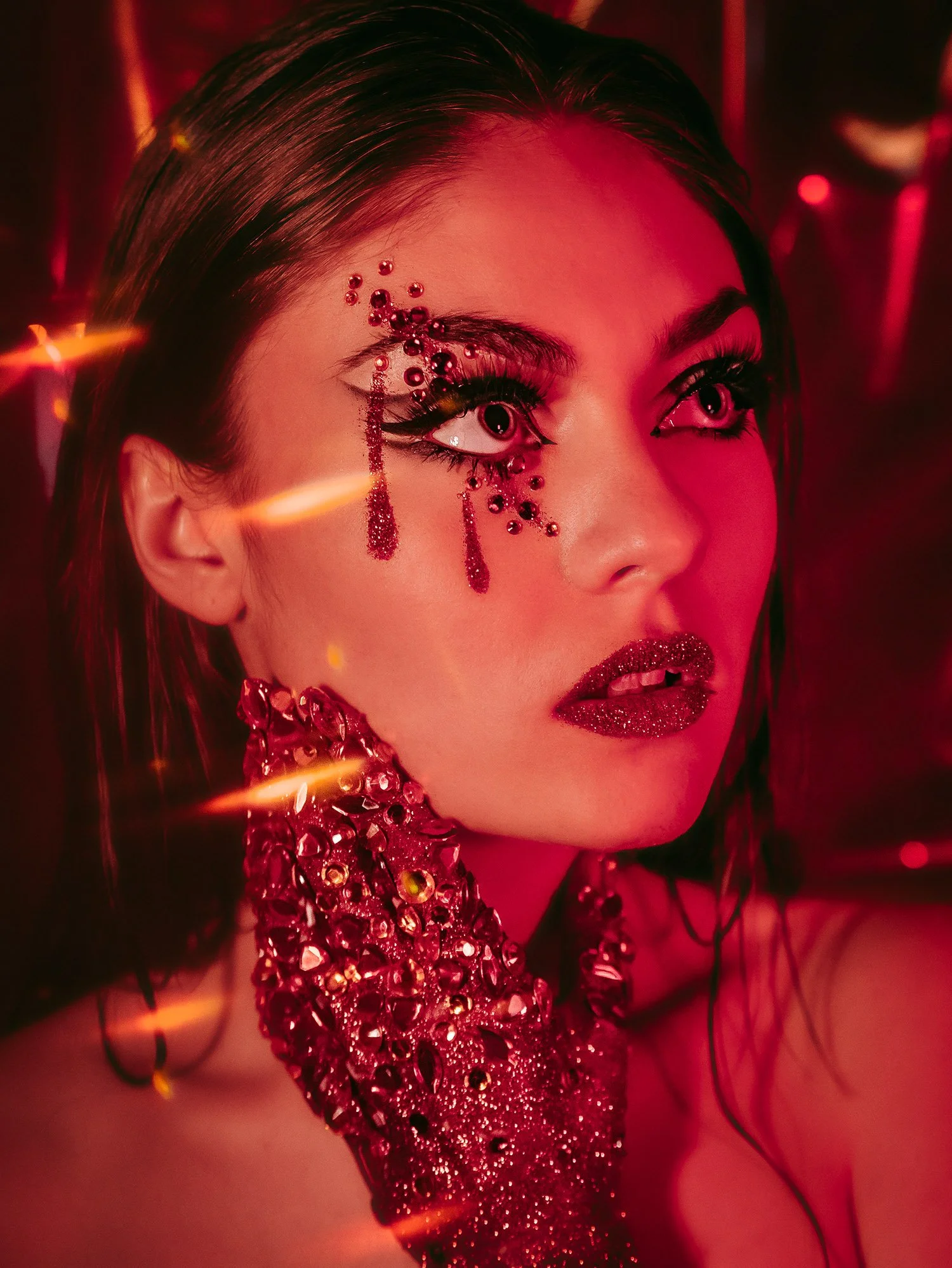 portrait-studio-artistique-strass-lumiere-rouge-salamo-photo.jpg