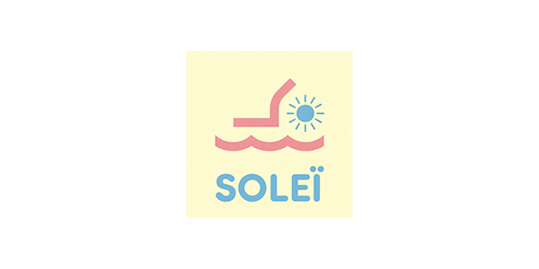 Logo avec un symbolisme de soleil et une chaise longue, texte 'SOLEI' en bleu
