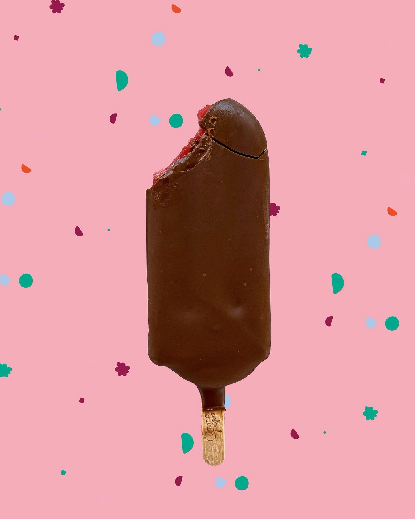 Have you heard about @commonpops new limited edition flavor?! Chocolate Covered Strawberry 🍫🍓

Order online to send some to that special someone in your life 😍
&bull;
&bull;
&bull;
#commoningredients #delightfulexperiences #commonpops
