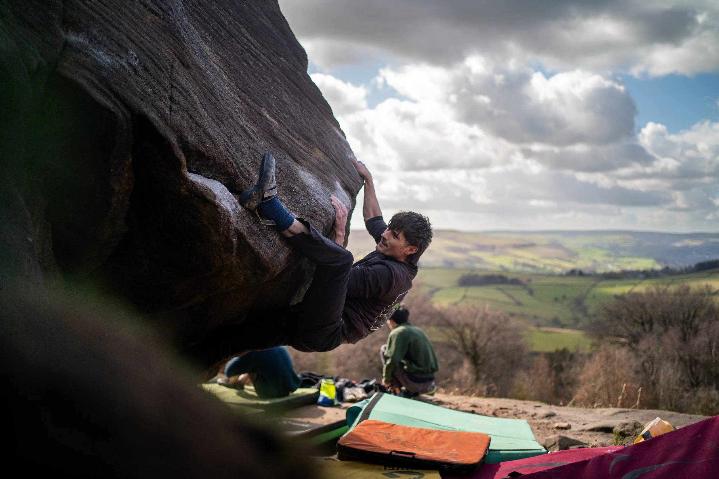 @niallclimbs on a very smooth send of Zippy&rsquo;s Traverse 7B at Stanage Plantation. 

Back-to-back sends with Julien 💪 Amazing day out, apart from breaking my ankle in two places and tearing multiple ligaments. That&rsquo;s the game we play. 

#b