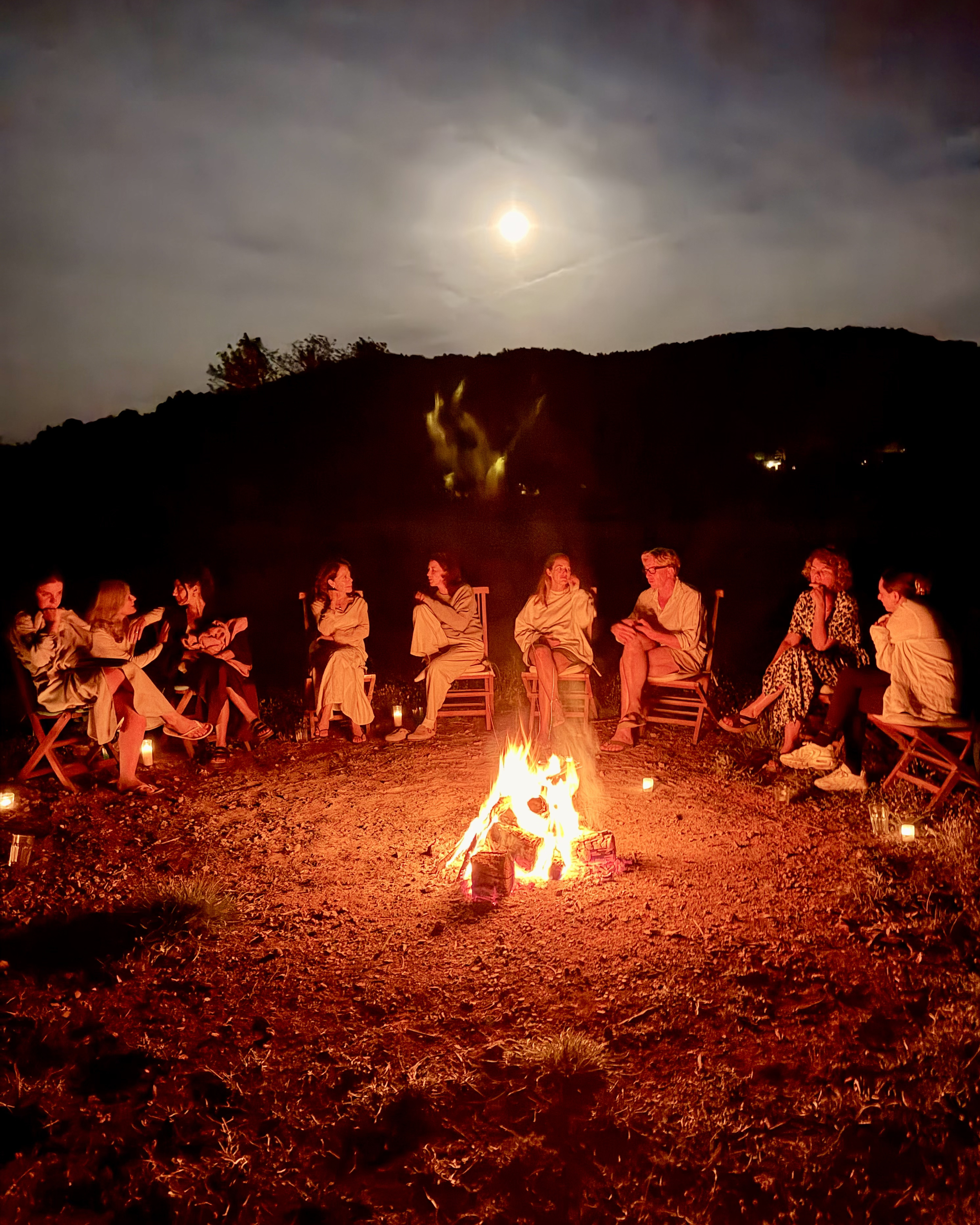 Deelnemers bij kampvuur tijdens het Ibiza yoga retreat van YOGADNA.
