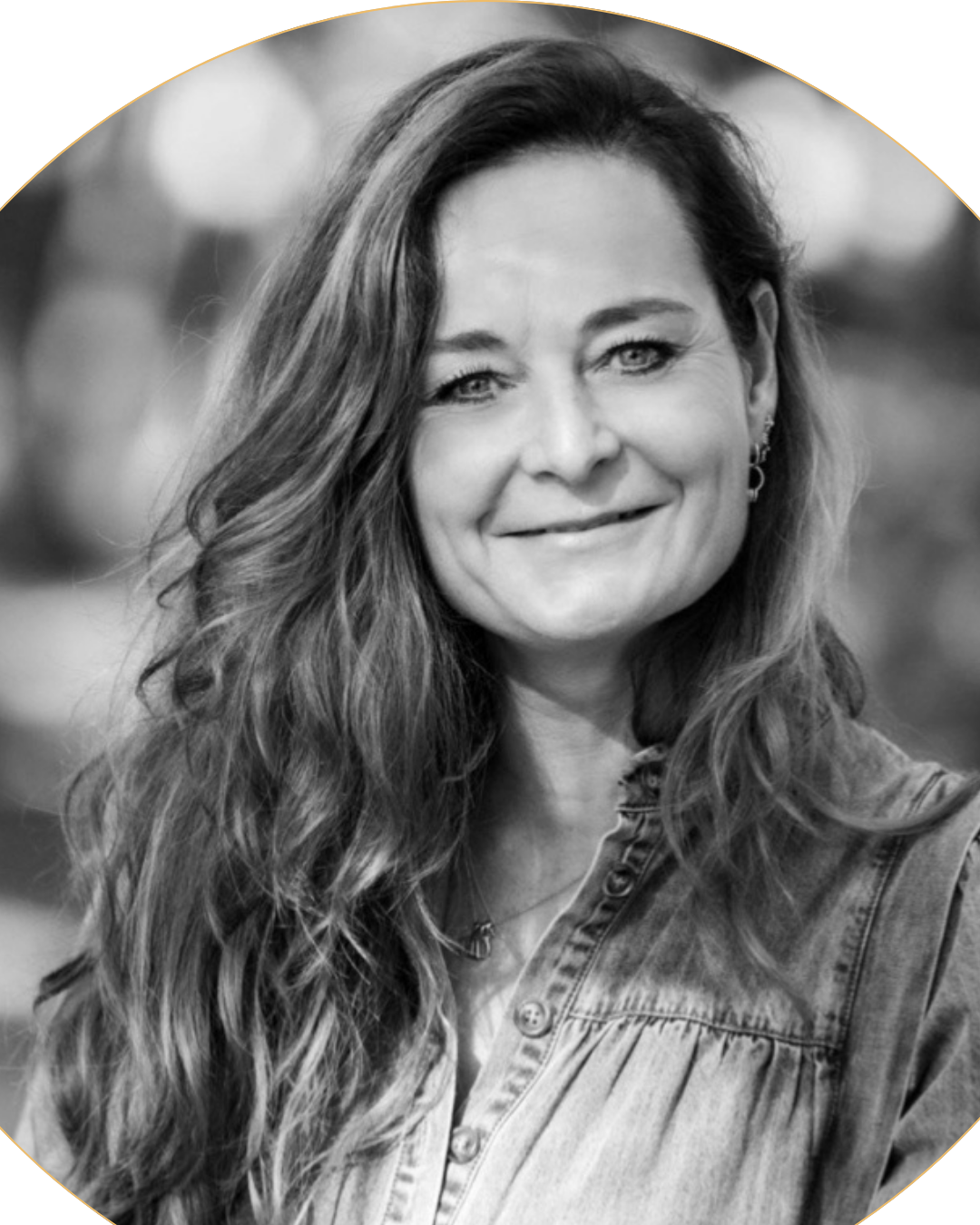 Vrouw deelt haar positieve ervaring met YOGADNA Ibiza retreat Yoga en breathwork