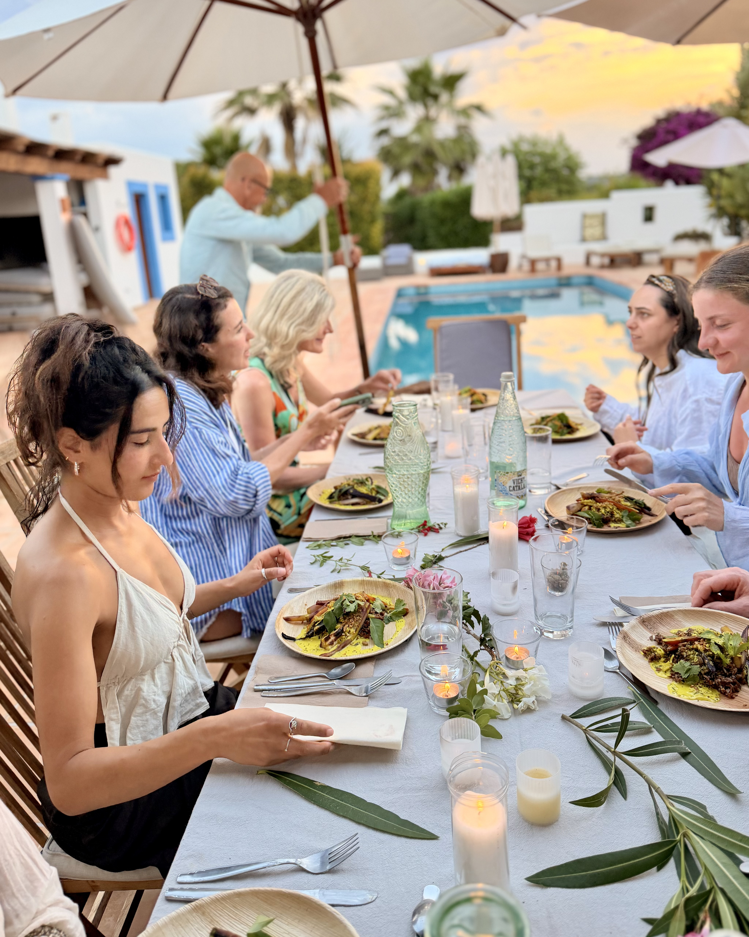 Mooi gedekte tafel tijdens Ibiza yoga retreat YOGADNA