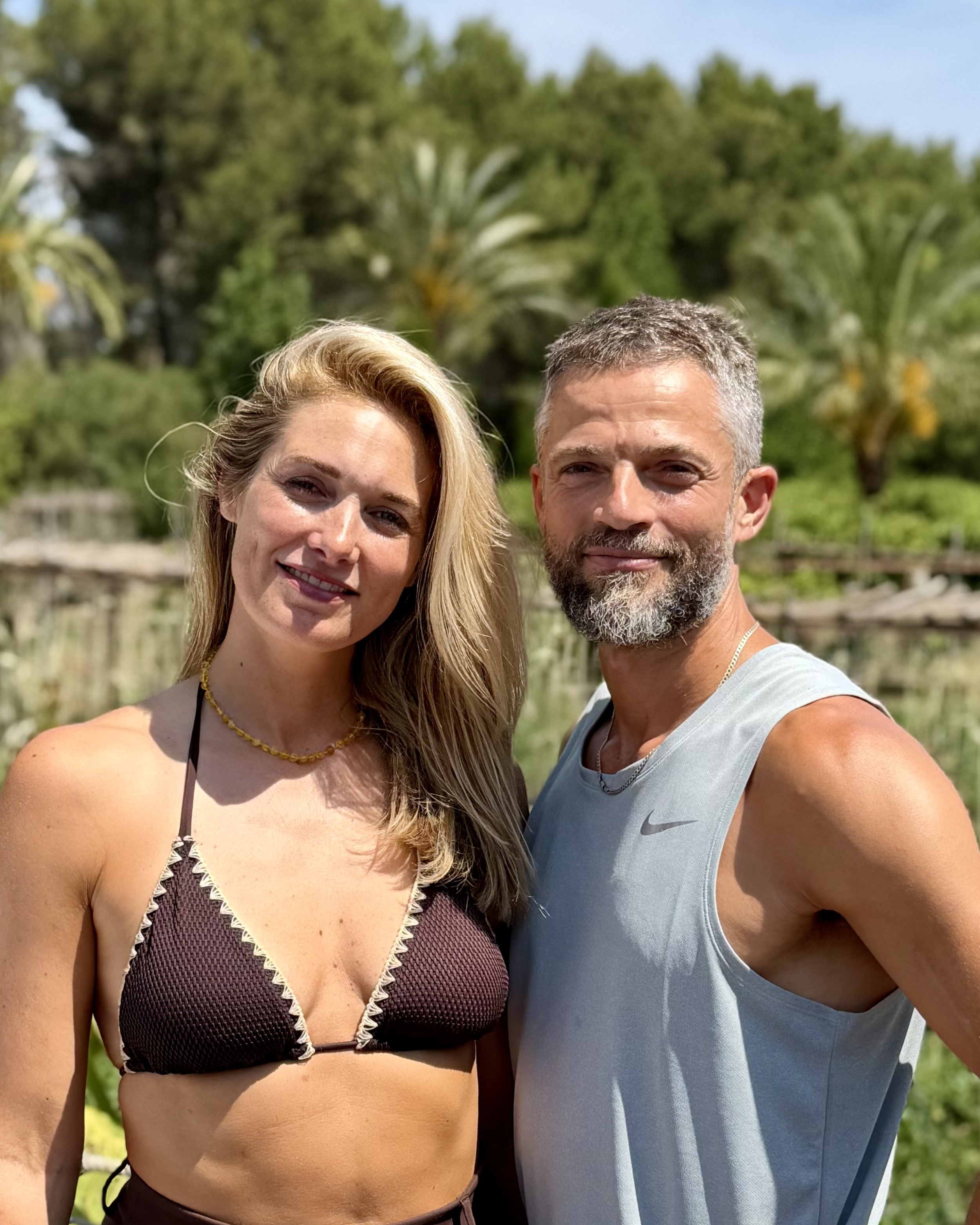 Seth Kamphuijs en Pleunie Kerckhoffs, organisatoren en docenten van yoga en breathwork retreat op Ibiza van YOGADNA.