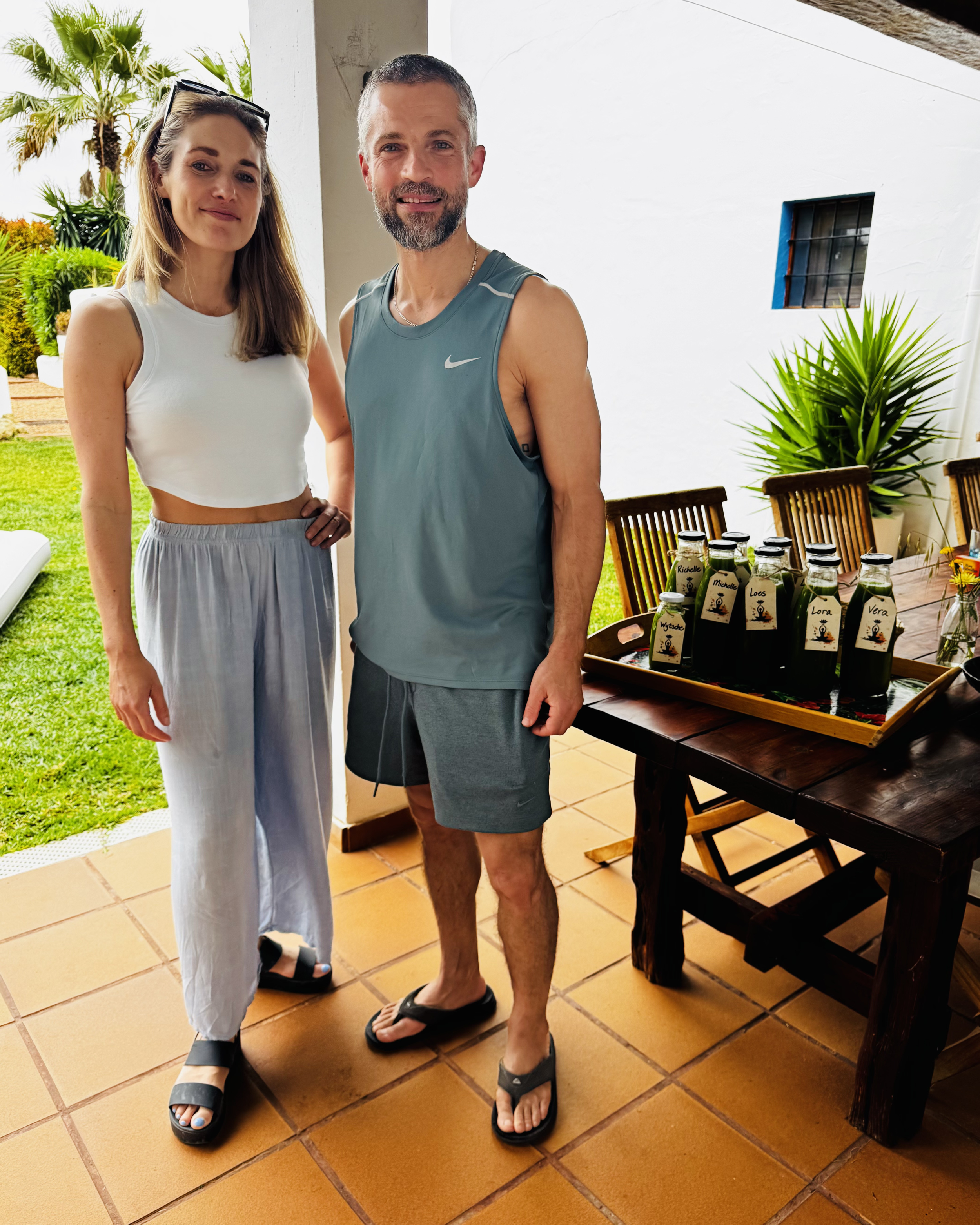 Organisatoren en docenten Seth en Pleunie tijdens Ibiza yoga en breathwork retreat YOGADNA
