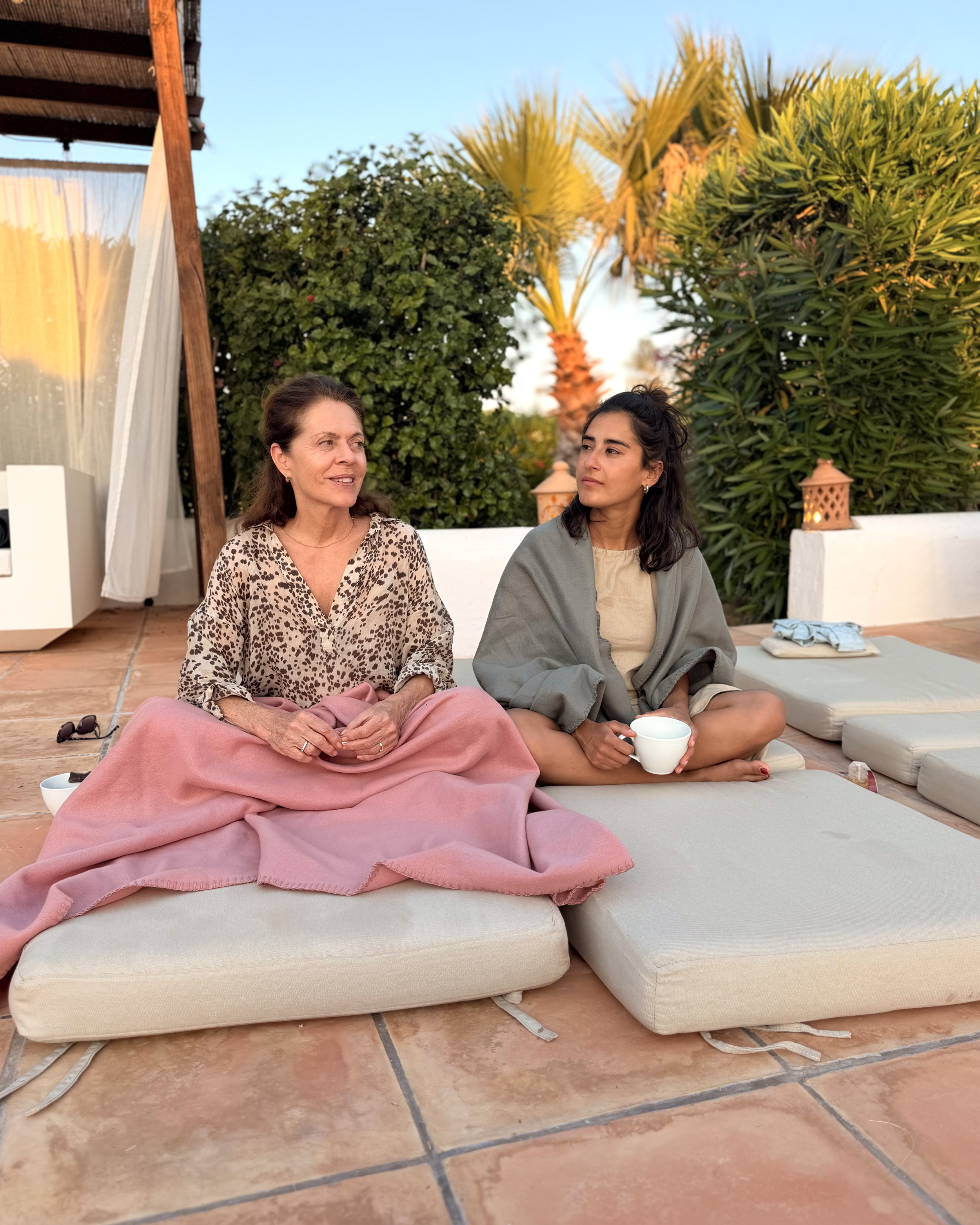 Blije vrouwen tijdens Ibiza yoga retreat YOGADNA