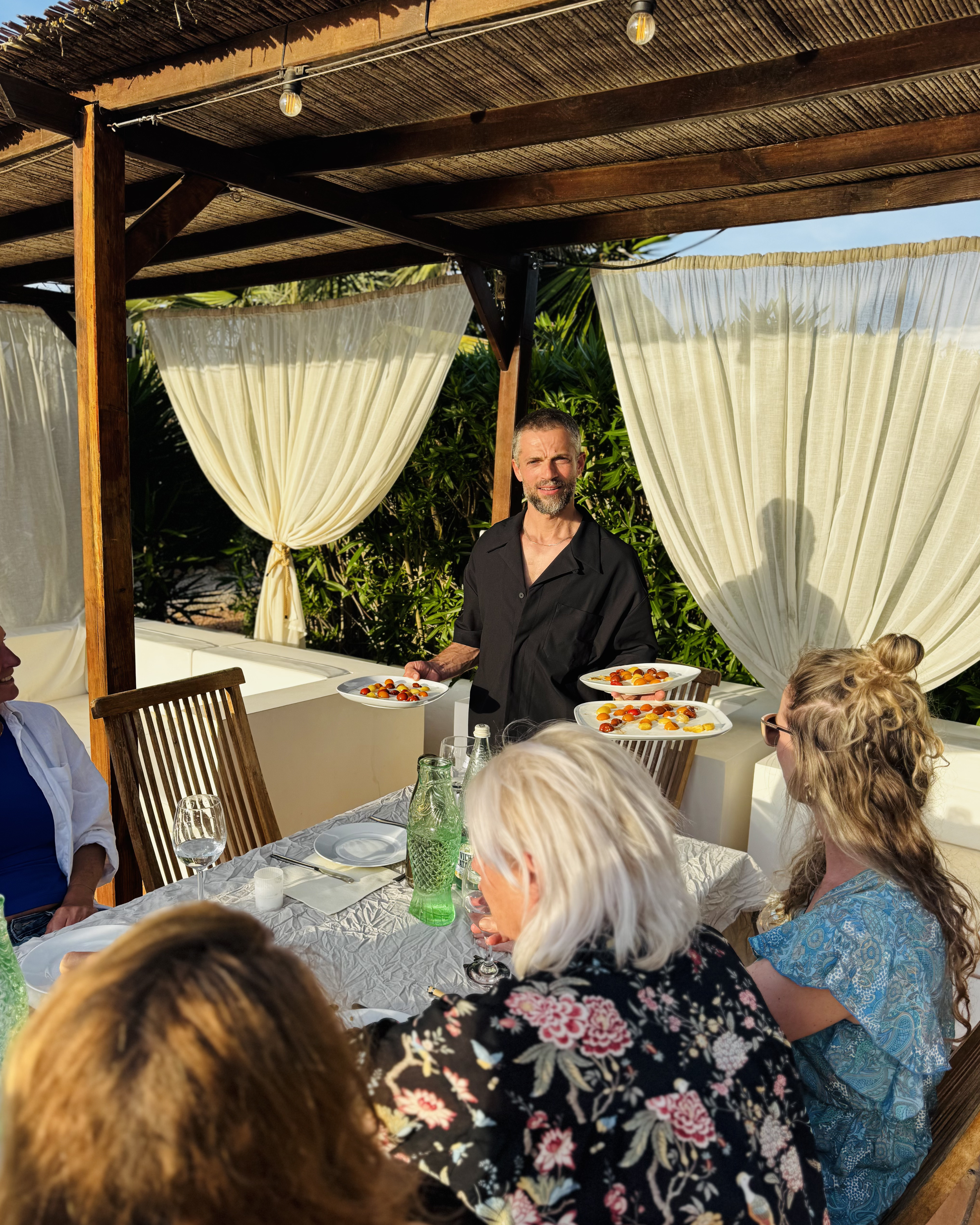 Seth Kamphuijs tijdens Ibiza yoga retreat YOGADNA