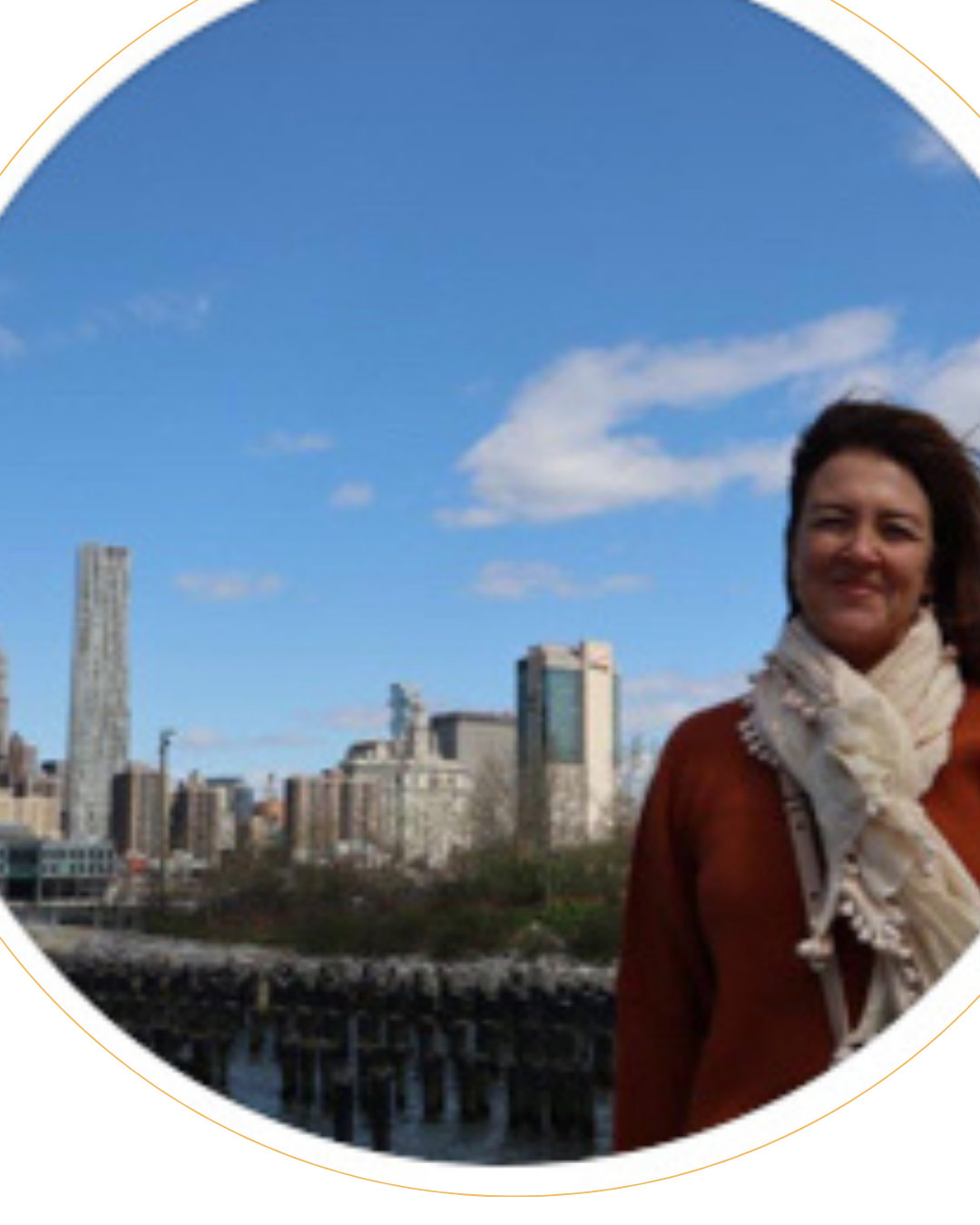 Vrouw deelt haar positieve ervaring met YOGADNA Ibiza retreat Yoga en breathwork 