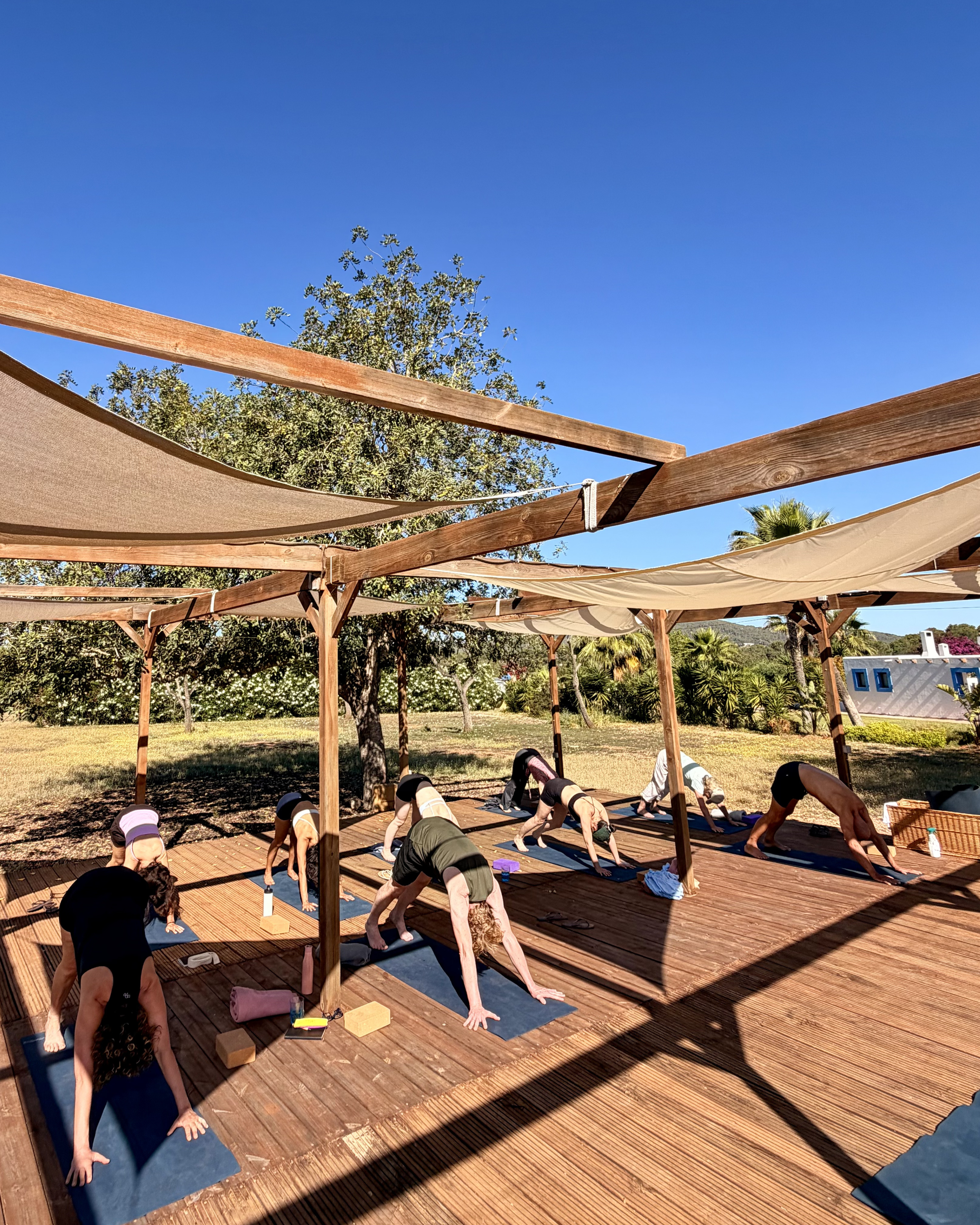 Outdoor yoga onder leiding van Seth Kamphuijs tijdens Ibiza yoga retreat YOGADNA.