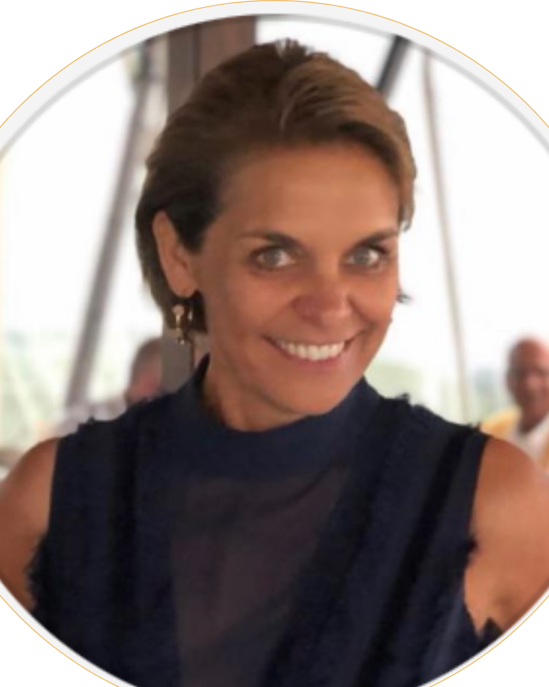 Vrouw deelt haar positieve ervaring van Ibiza retreat YOGADNA yoga en breathwork 