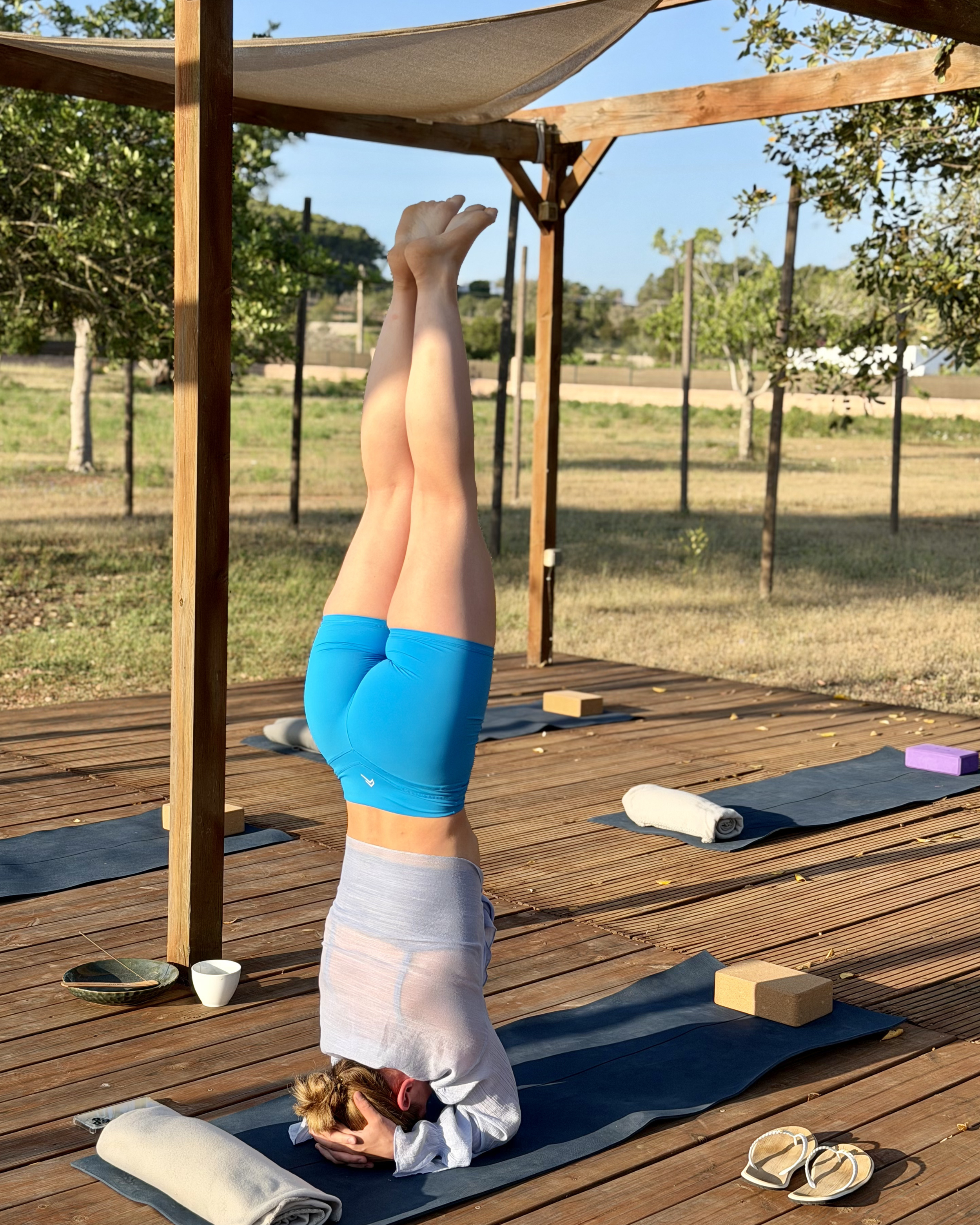 Vrouw doet yoga tijdens Ibiza yoga retreat van YOGADNA