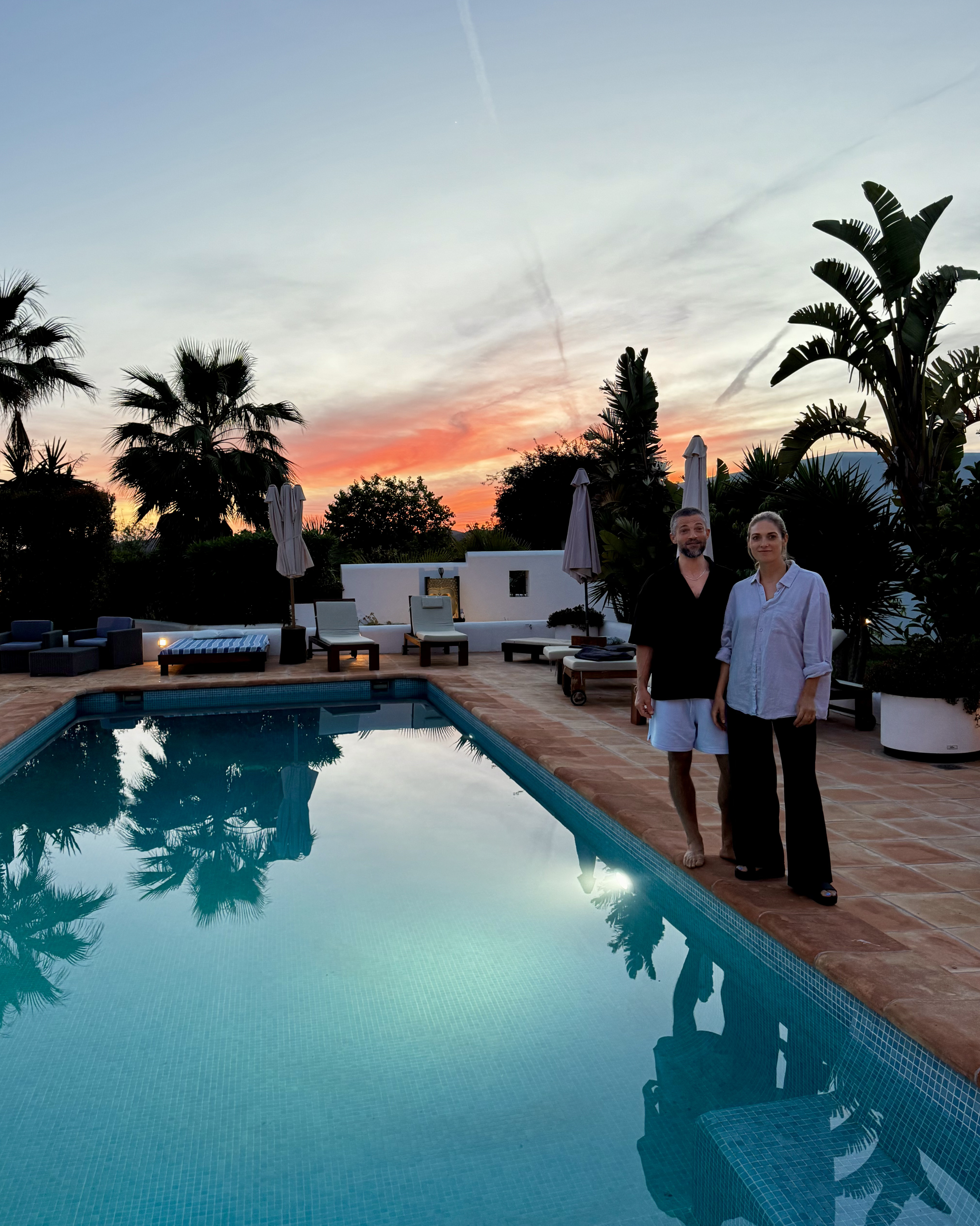 Seth Kamphuijs en Pleunie bij zwembad in avond tijdens Ibiza yoga en breathwork retreat YOGADNA