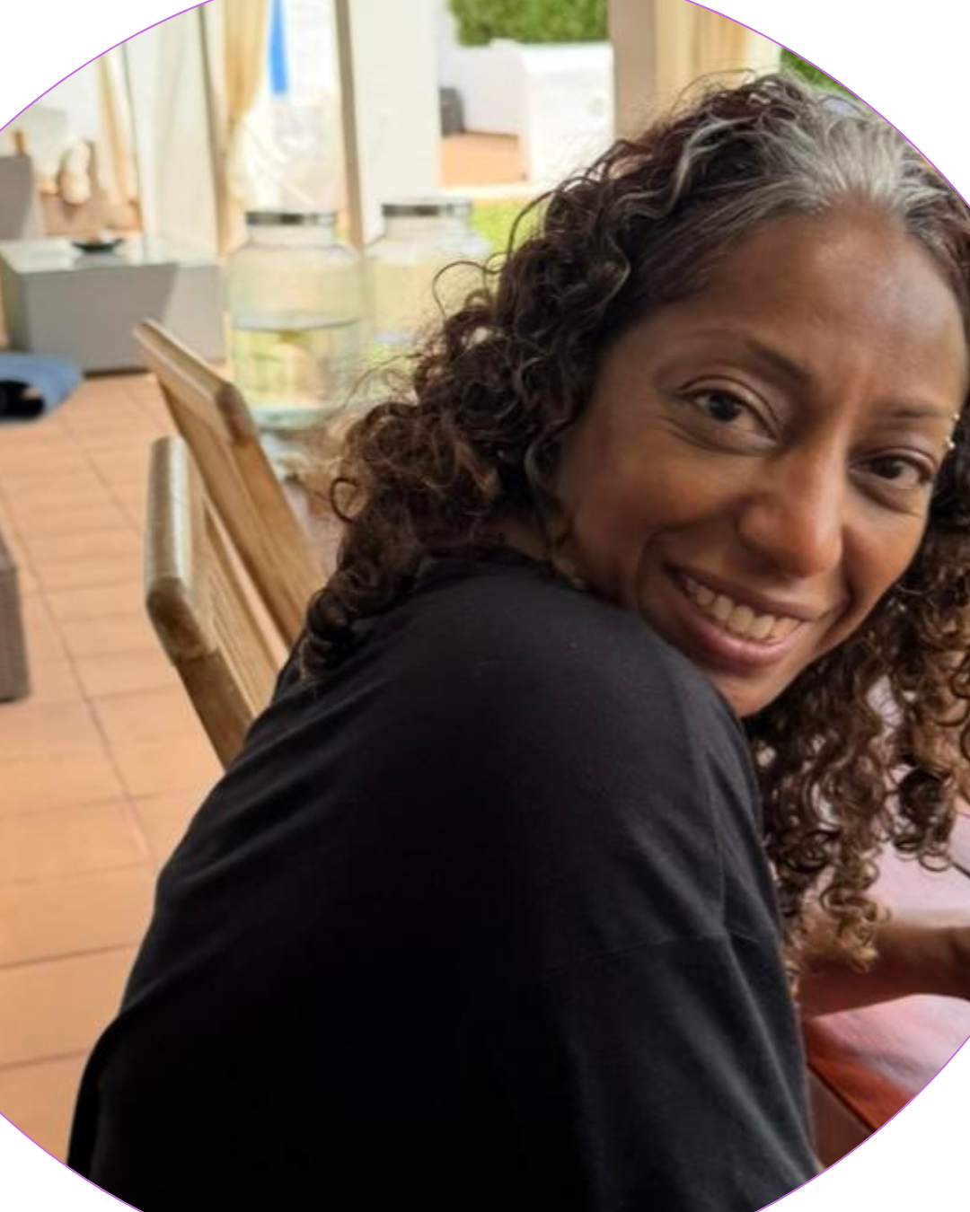 vrouw deel positieve ervaring na Ibiza retreat met YOGADNA