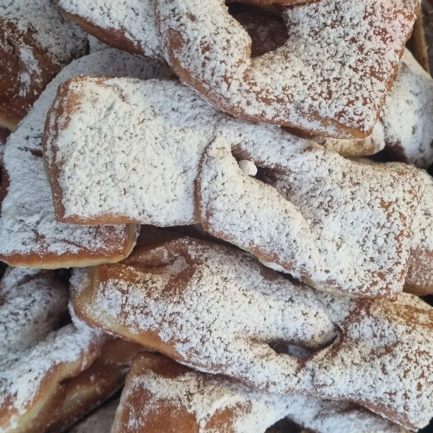 Les bugnes et les boules de berlin framboise sont d&eacute;sormais disponibles