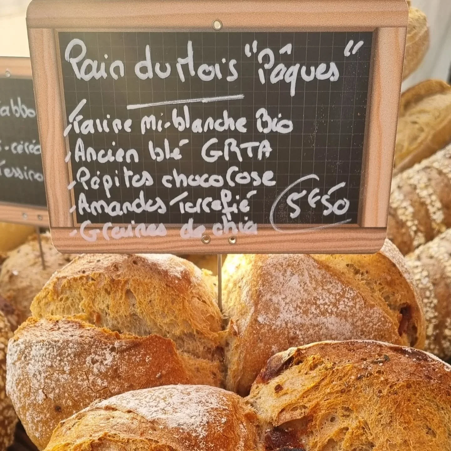 Pour ce mois d avril  le pain du mois est r&eacute;alis&eacute; avec les farines de @affaire_tournereve et @domaine_des_vignolles  p&eacute;pites de chocolat rose d amandes torr&eacute;fi&eacute; et de graines chia
#boulangeriedepeney #gen&egrave;ve 