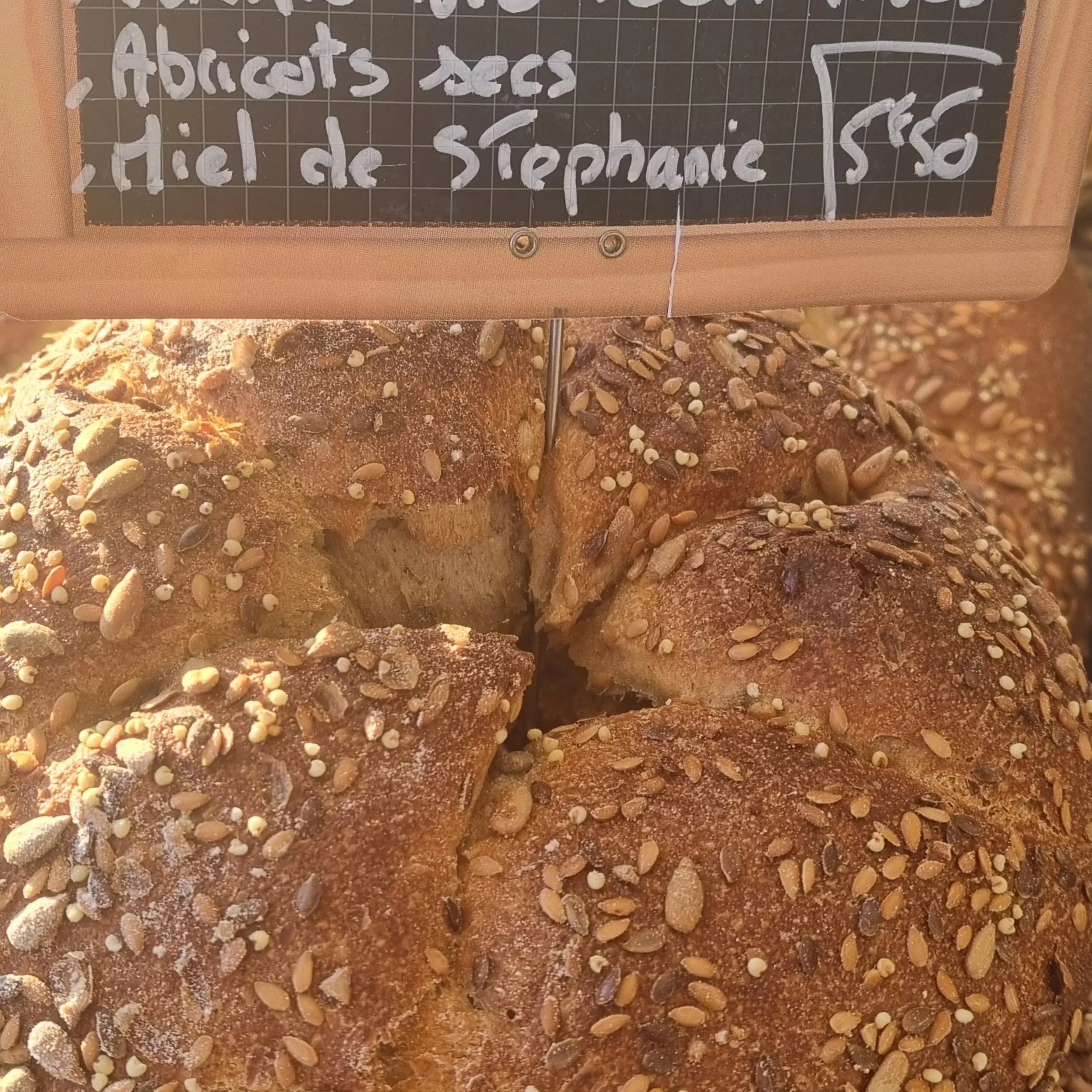 En ce joli mois de mai qui arrive le pain du mois a l honneur sera l abricot miel
M&eacute;lange de 3 farines bio de @affaire_tournereve 
Abricot secs 
Et les miels de @miels_de_stephanie 
@union_maraichere_geneve
@lenidgeneve 
@oumangerageneve