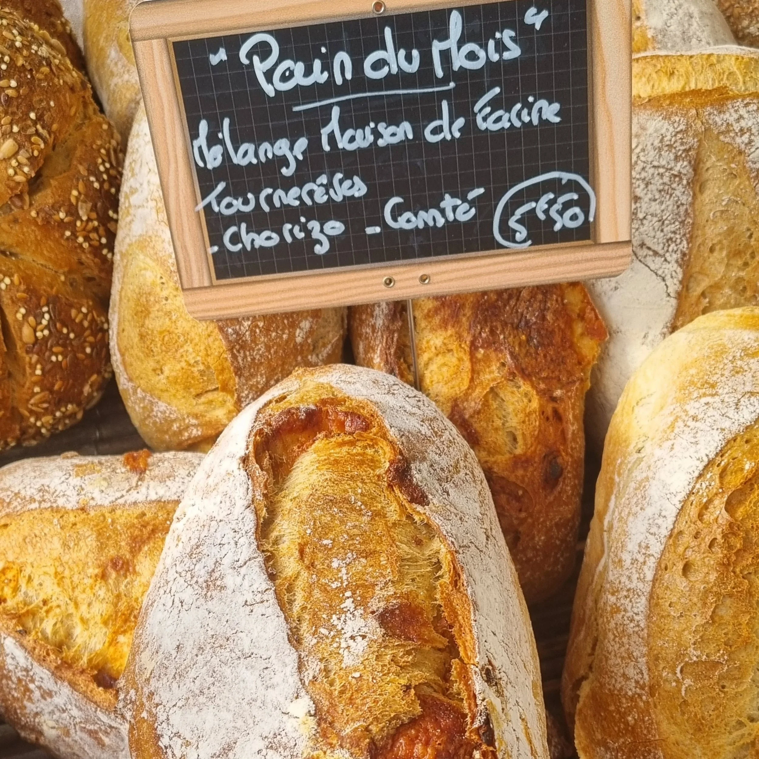 Ce mois ci a l honneur 1 pain qui sent bon l &eacute;t&eacute; et l ap&eacute;ro 😁
M&eacute;lange maison de 3 farine issu de @affaire_tournereve 
Chorizo de @les_garconsbouchers_geneve 
Comt&eacute; fruit&eacute; de votre fromager max pr&eacute;sent