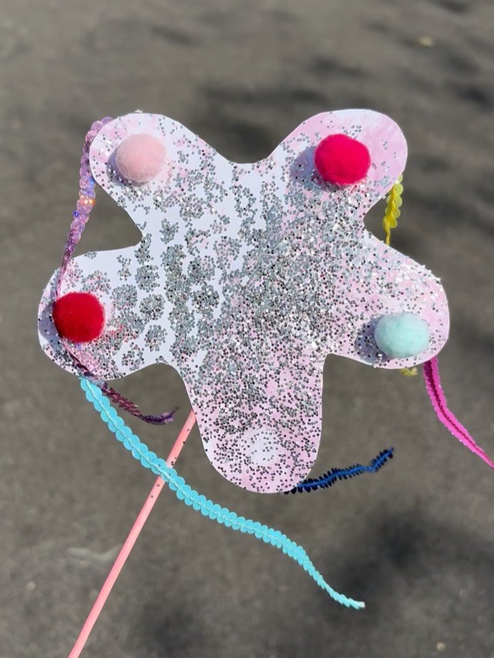 We made HUNDREDS of Sparkly magic Jellyfish Wands with you this weekend @betweenthetidesfestival 🥹✨🧚&zwj;♀️🍄🐬⭐️ Such a gorgeous, creative weekend! Thank you for coming by our Workshop and crafting with us, Creative Babes! Want us to host somethin