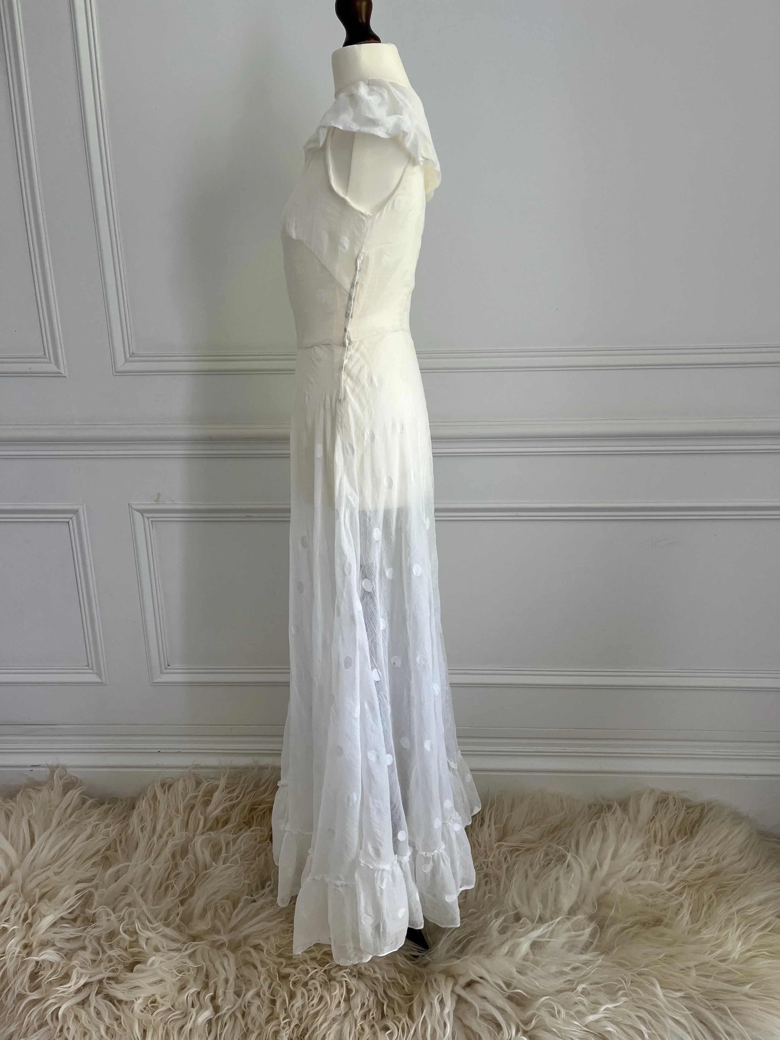 1950s wedding dress side view.webp