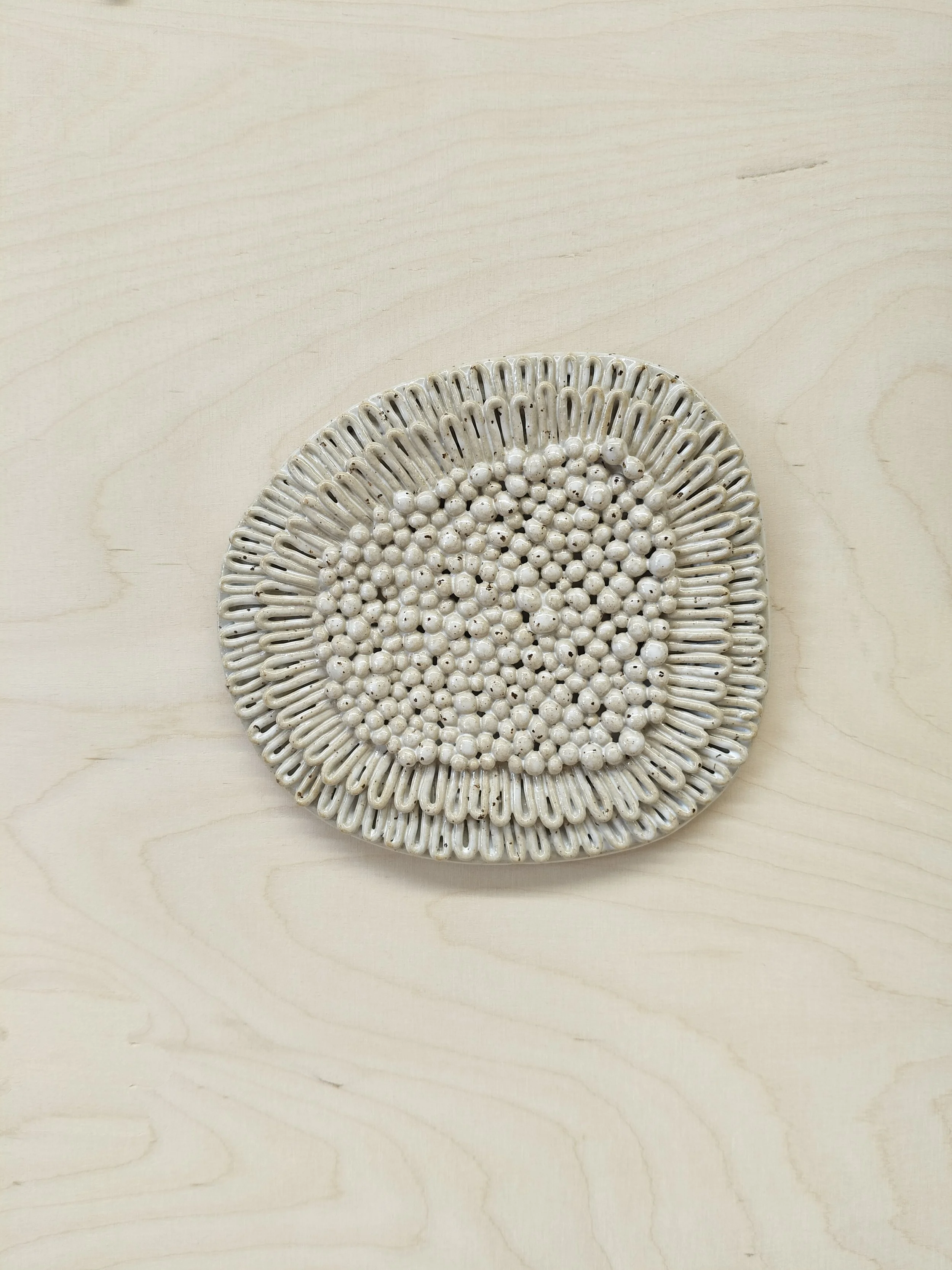 Kivipiha taidekeramiikkateos