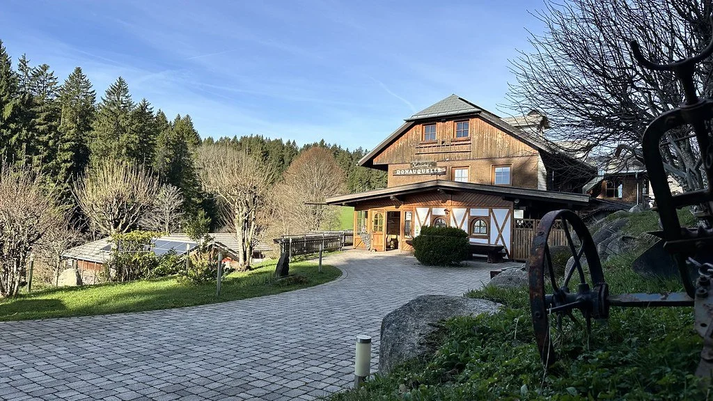 Kolmenhof bei Sonnenschein.jpg